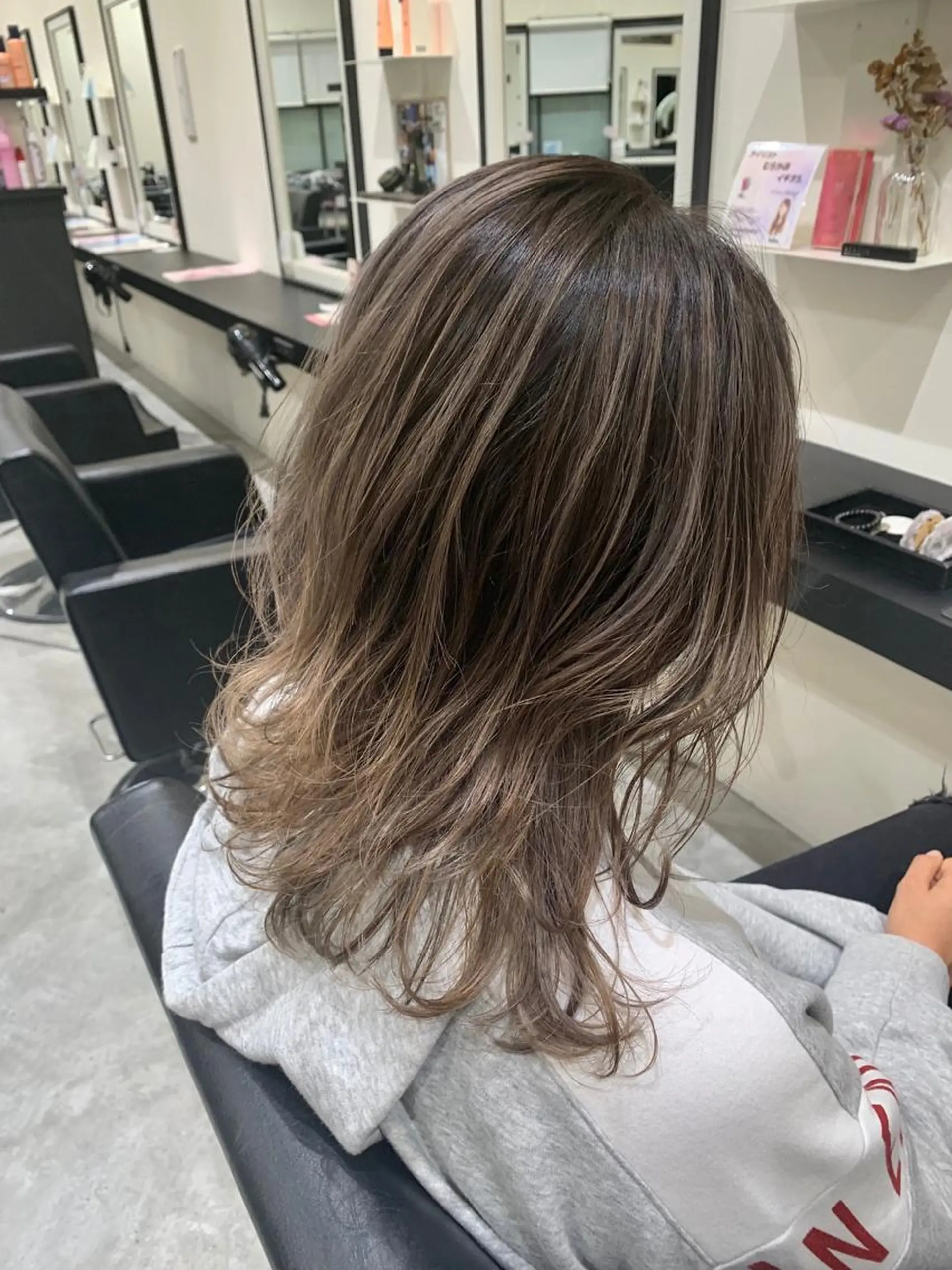 ミディアム カラー バレイヤージュ ベージュカラー レイヤーカット カット ヘアカラー 喜友名 泉樹のヘアスタイル