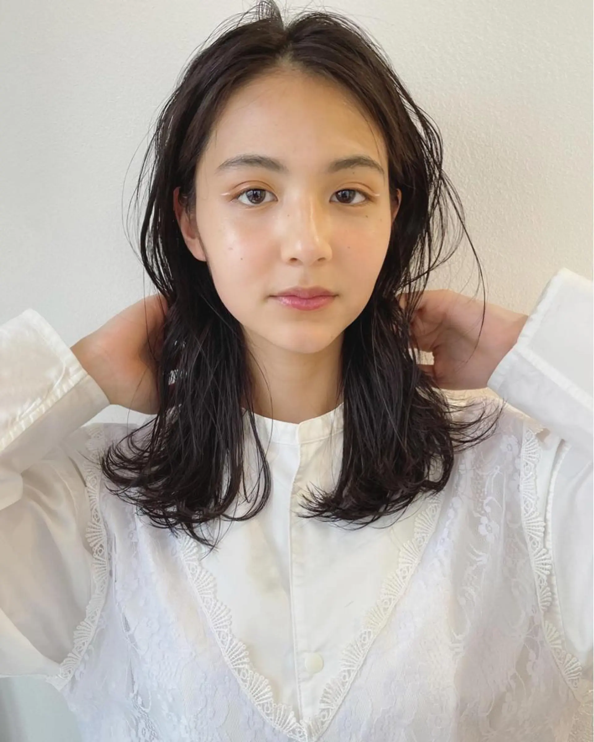 ミディアム カラー アッシュ 透明感カラー くせ毛 似合わせカット トリートメント カット ヘアカラー トリートメント Loom.所属・村上雅人 ナチュラルモードのヘアスタイル