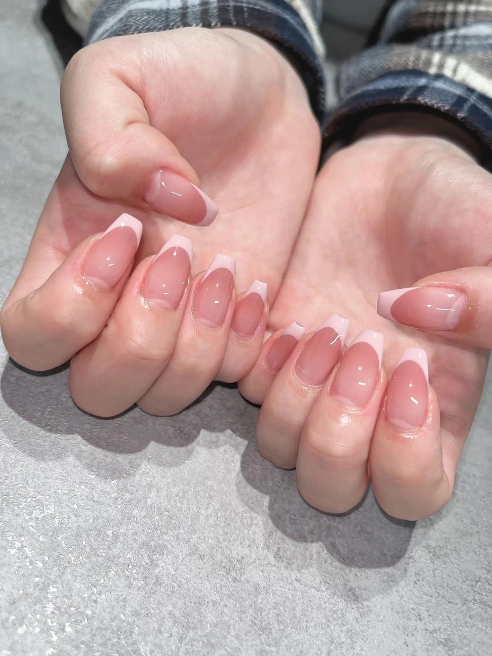 ネイル フットネイル フレンチネイル ジェルネイル ラメ(グリッター) ラメグラデーション ハンドネイル NEO Beauty Salon所属・𝐍𝐄𝐎 𝐉𝐔𝐑𝐈のネイルデザイン