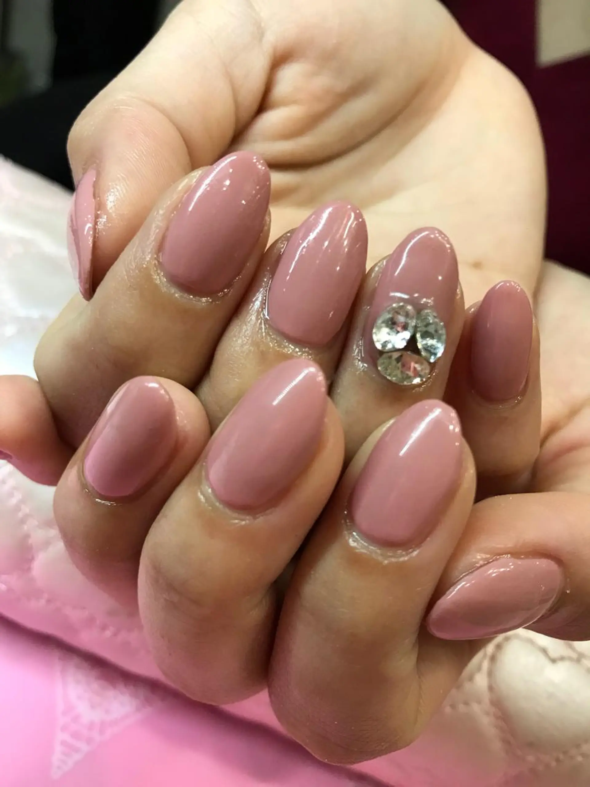 ネイル ワンカラーネイル シンプルネイル ストーンネイル ガールネイルサロン所属・ガール ネイルサロンのネイルデザイン