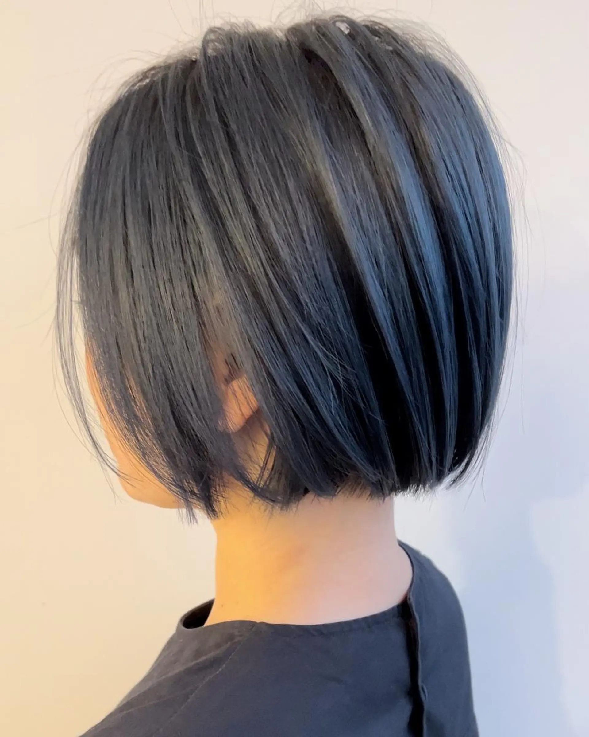 ショート カラー ブルーカラー シルバー レイヤーボブ Asukaのヘアスタイル