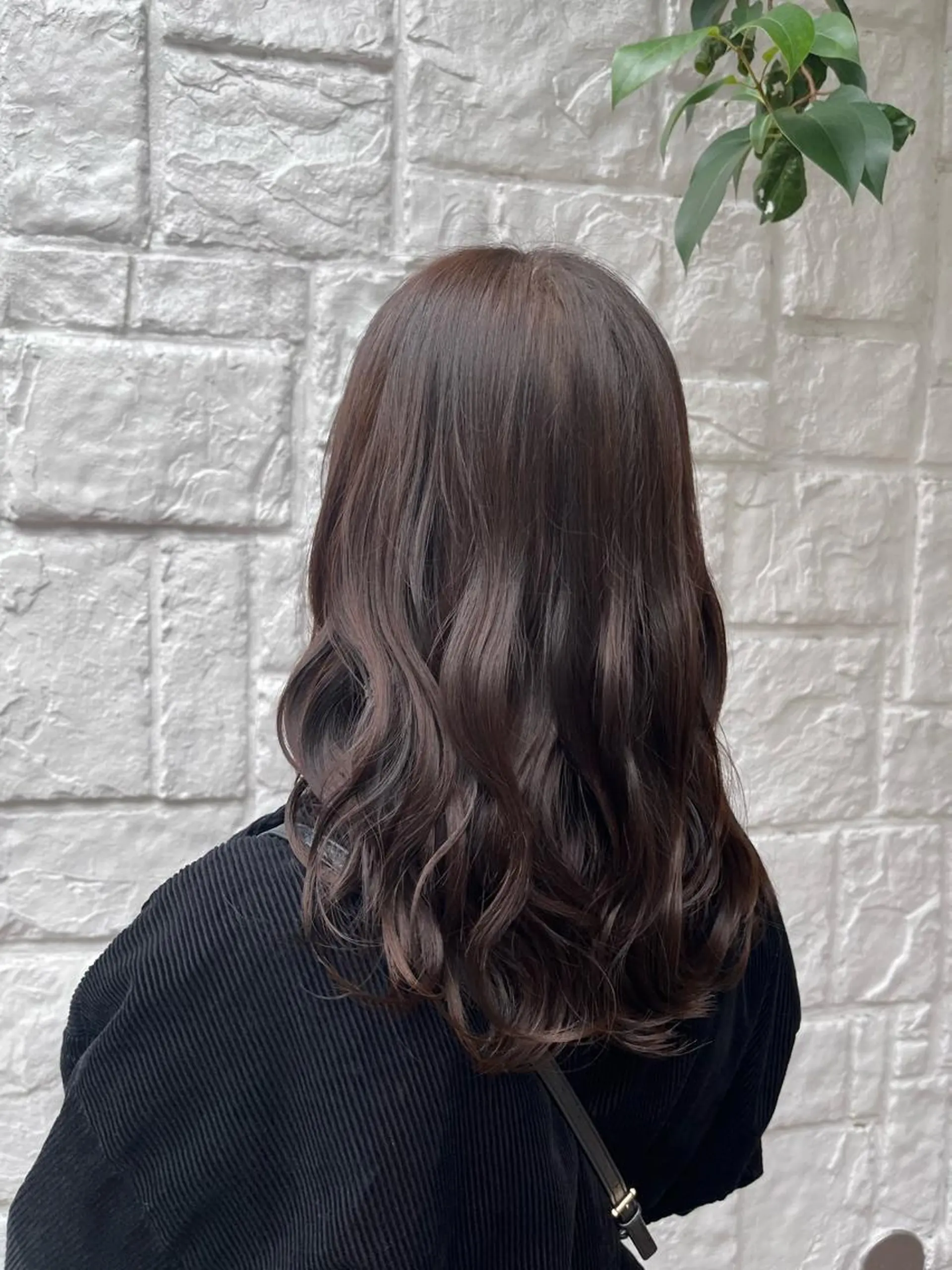 セミロング カラー 透明感カラー グレージュ オリーブグレージュ オリーブグレー ヘアカラー トリートメント ヘッドスパ ヘアセット カジュアルを女っぽく 𝗮𝘆𝗮𝗰𝗼のヘアスタイル