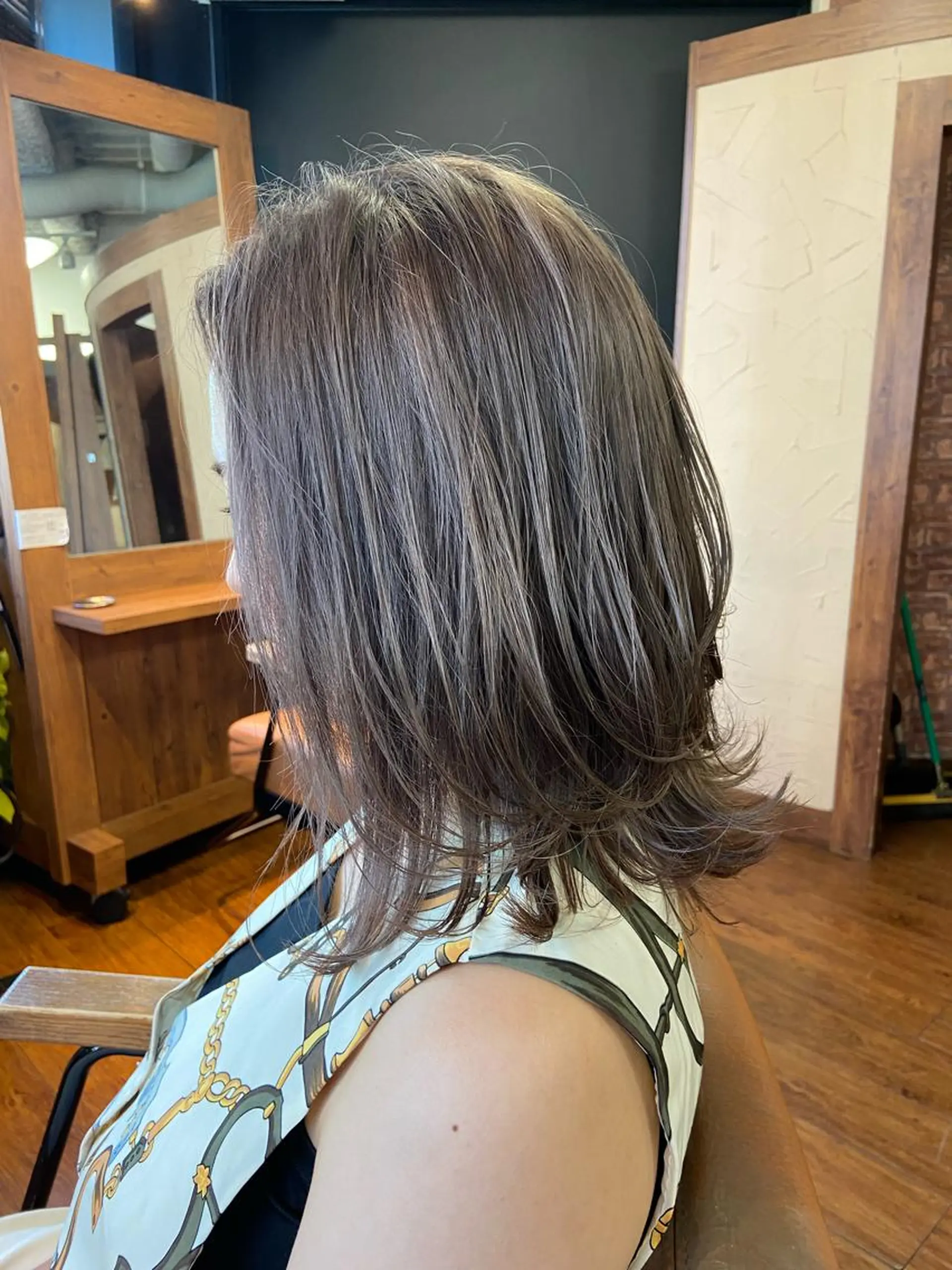 セミロング カラー アッシュ くびれヘア ヘアカラー スローエイジング/ ダメージレス鈴木慎一のヘアスタイル