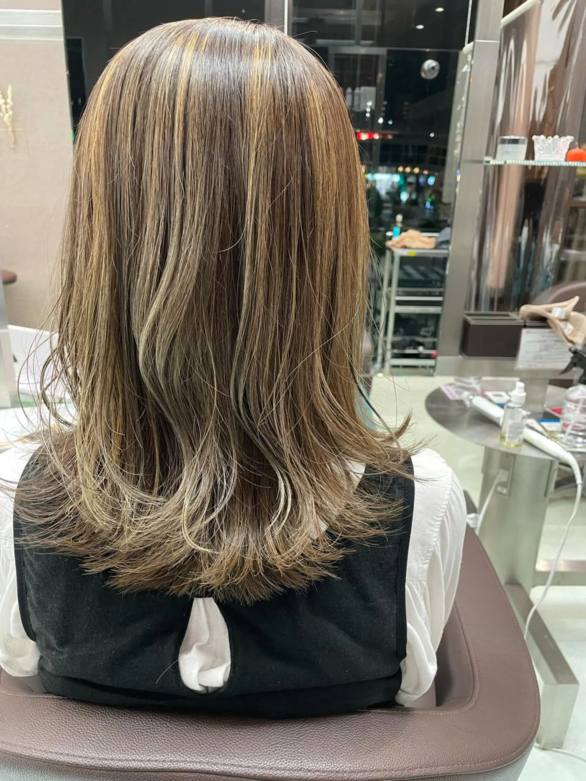 ミディアム カラー グラデーションカラー ハイライトカラー ハイライト 外ハネヘア ヘアーメイクWiLL 西宮店所属・川上 紗也加のヘアスタイル