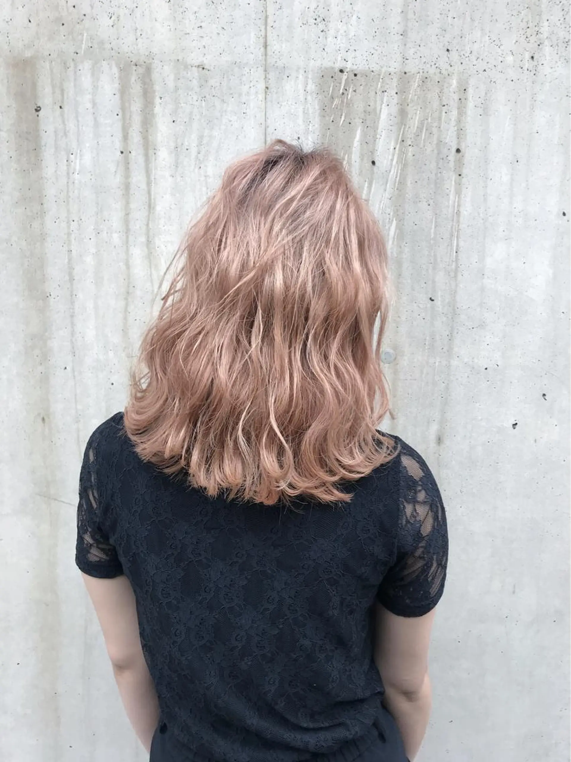 ミディアム カラー ベージュカラー ブリーチ ブロンド イルミナカラー ヘアカラー ボブ・レイヤーカット 吉敷航一のヘアスタイル