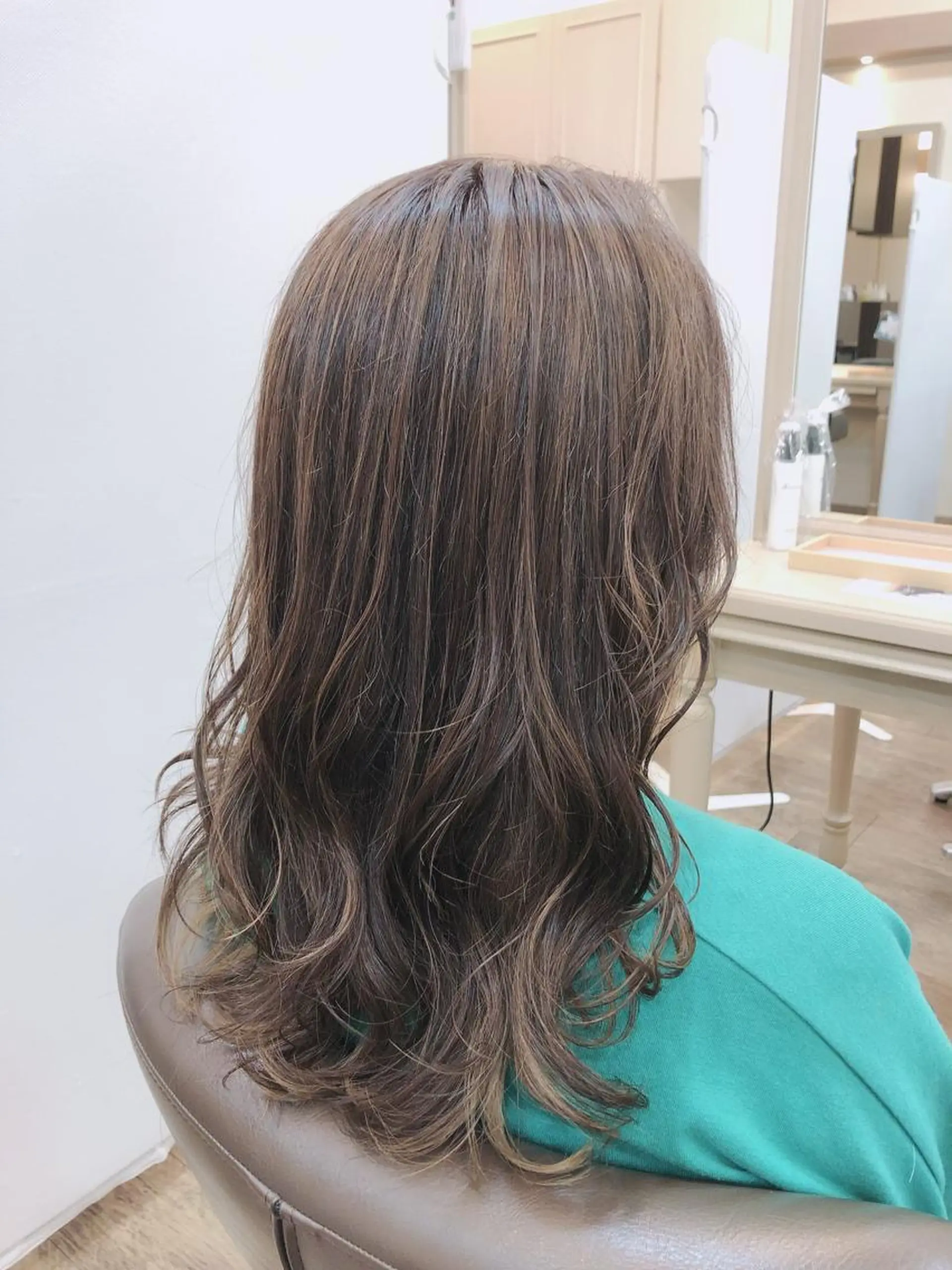 セミロング カラー ハイライトカラー ハイライト ヘアカラー 尚平 40代からの 髪質改善専門のその他イメージ