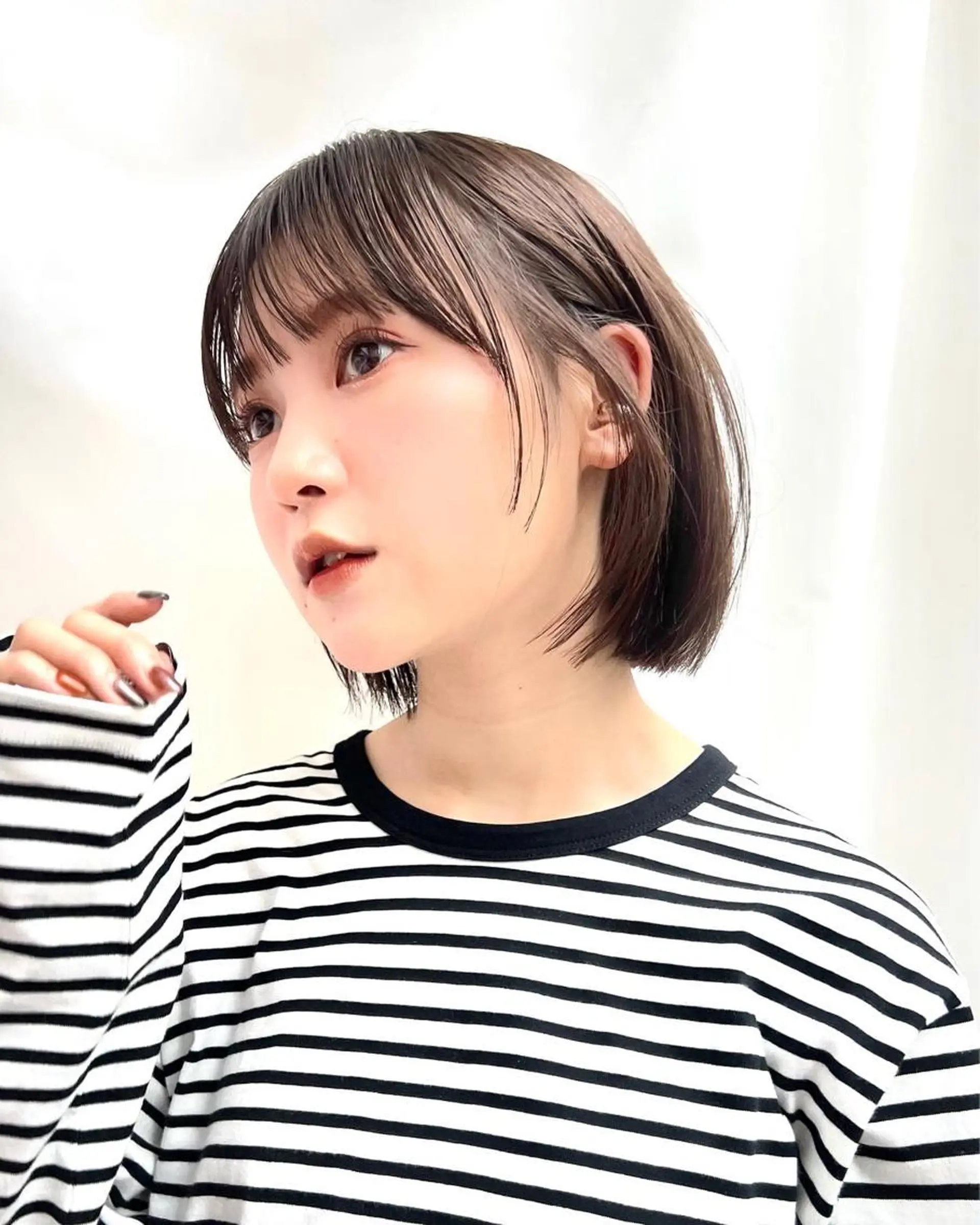 ショート カラー 切りっぱなしボブ 前下がりボブ ベージュカラー ブリーチ グレージュ カット ヘアカラー トリートメント レイヤー専門家 ダブルカラー修のヘアスタイル