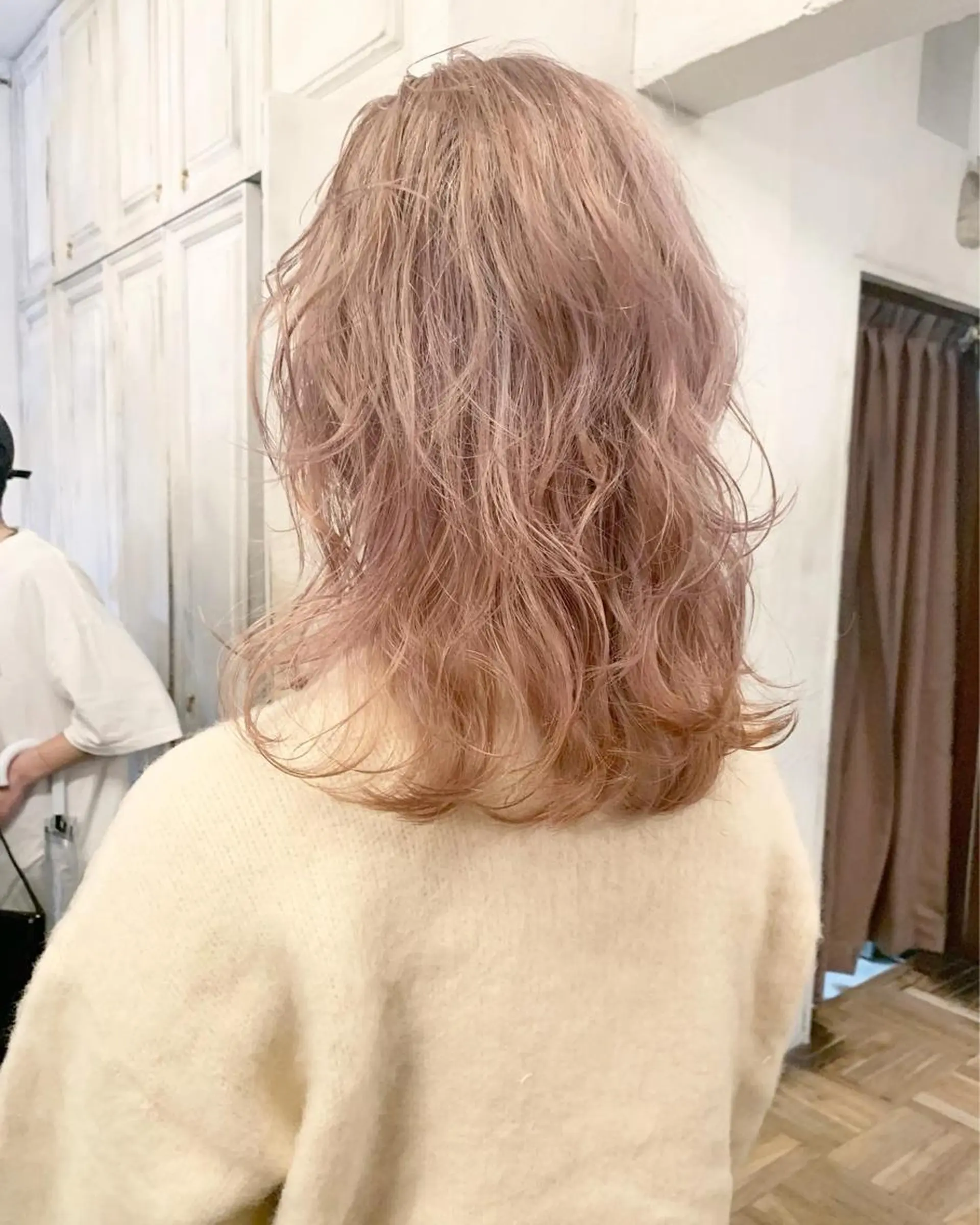 ミディアム アッシュ ハイライト レイヤーカット ウルフカット カット ヘアカラー トリートメント GO TODAY シェアサロン Flos店所属・耳つぼジュエリー 👂🏻🌸ayaのエステ・リラクイメージ