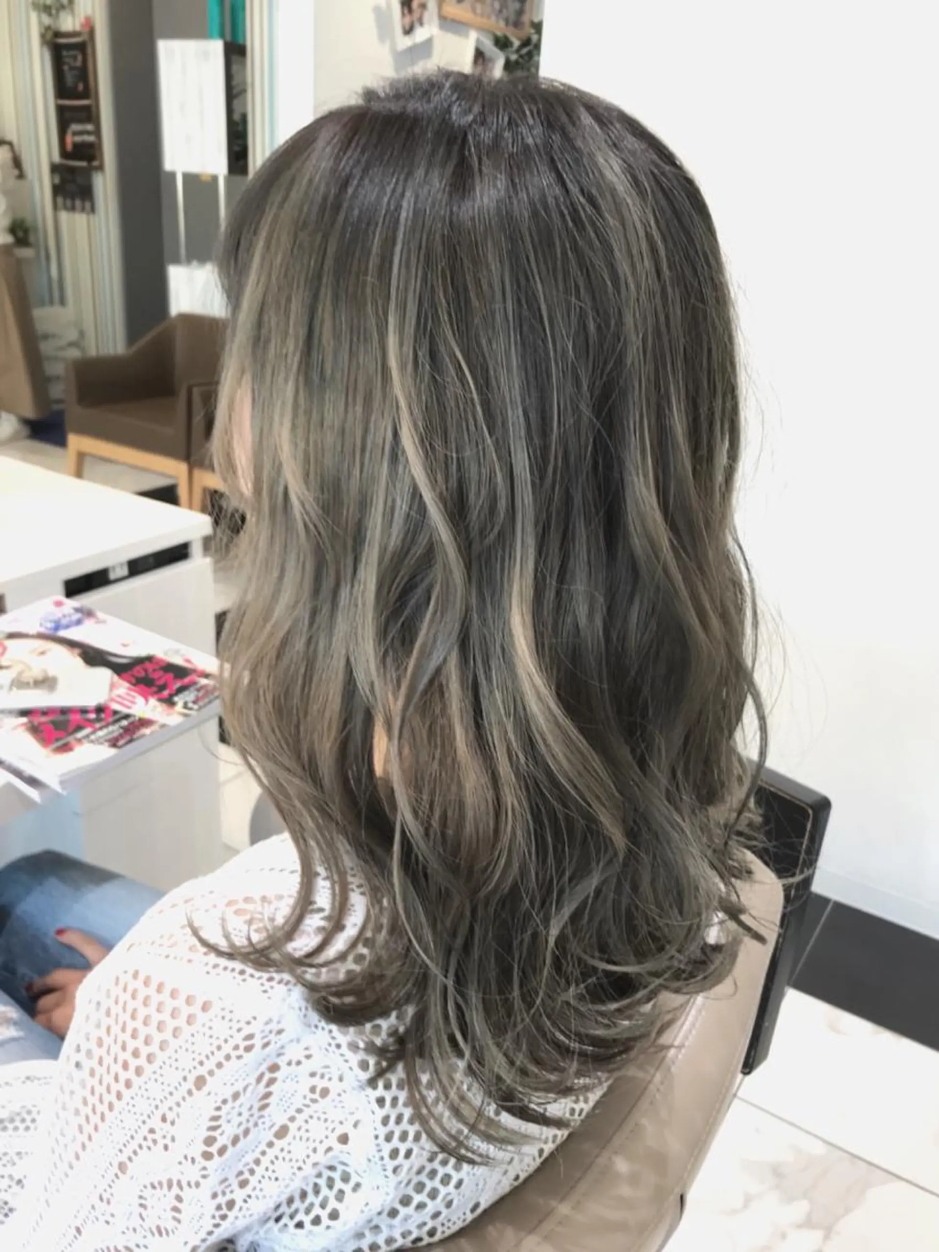 セミロング カラー 透明感カラー グラデーションカラー グレージュ ハイライトカラー ハイライト カット ヘアカラー 山崎俊輔/髪質改善 /バレイヤージュのヘアスタイル