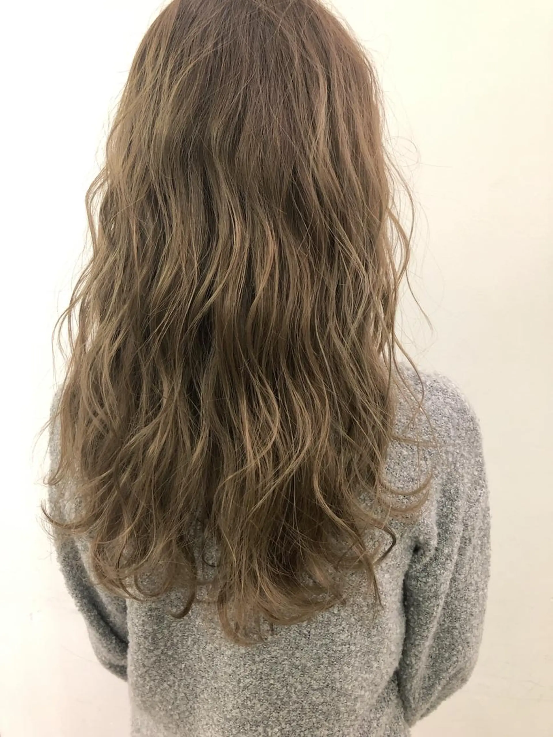 セミロング カラー ベージュカラー ミルクティーベージュ ヘアカラー トリートメント メンズ レイヤー ウルフ 弓木啓輔のヘアスタイル