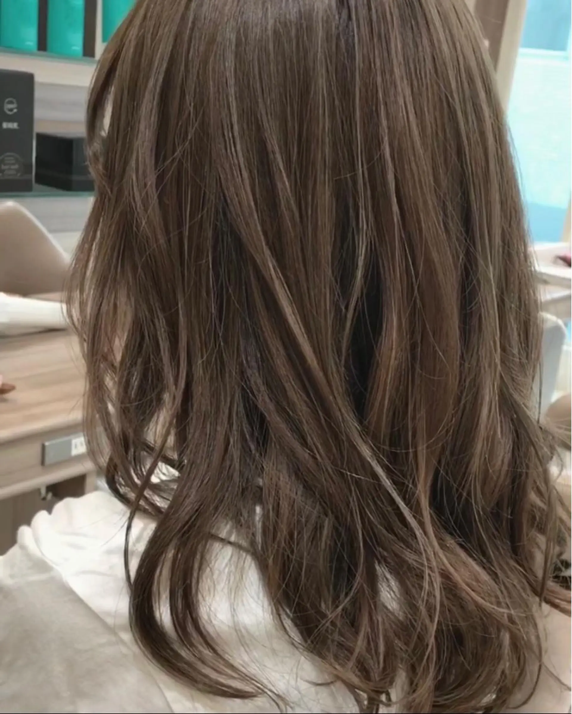 ミディアム カラー ハイライトカラー イルミナカラー ハイライト ヘアカラー トリートメント ウエモト　タク ショート/レイヤーのヘアスタイル