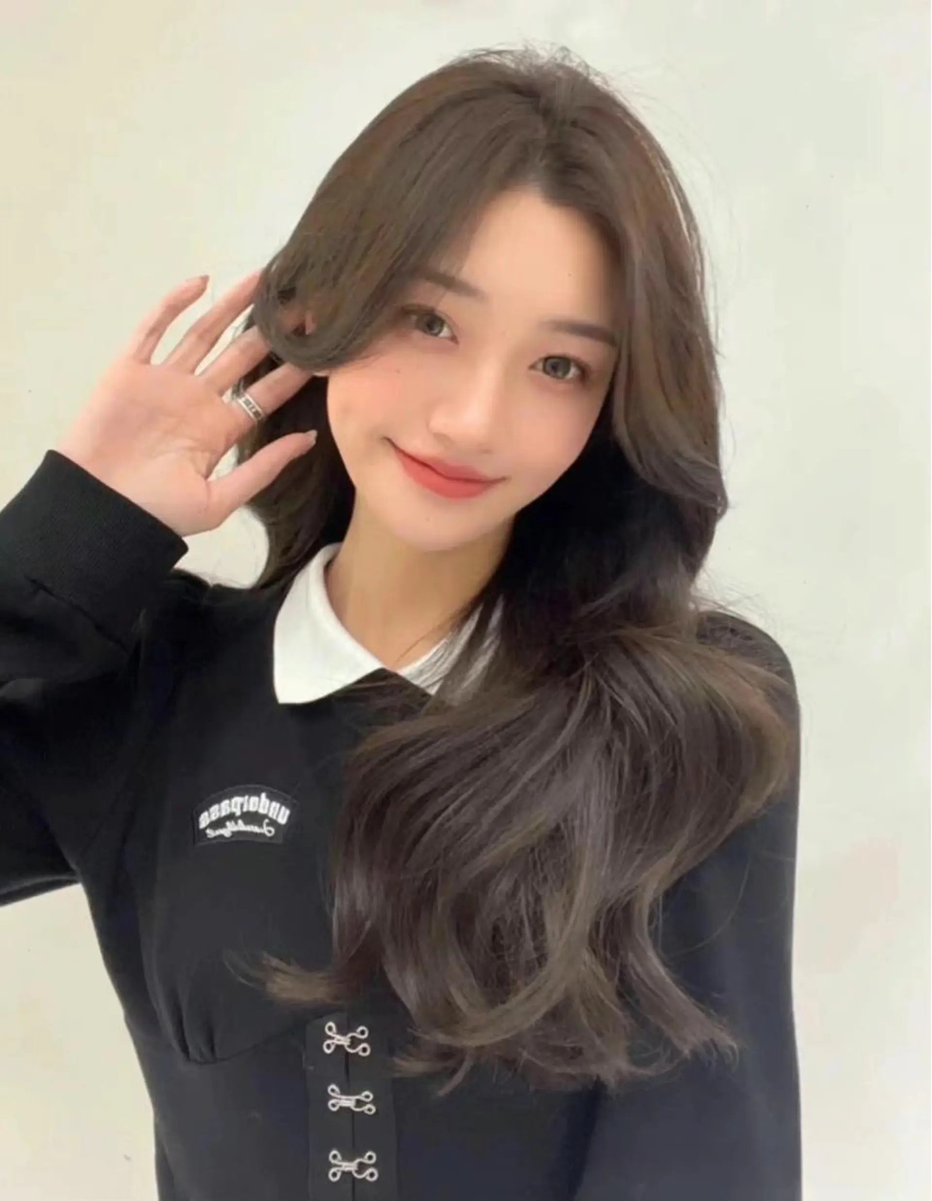 セミロング カラー ベージュカラー ブリーチ イヤリングカラー 韓国風カラー ブリーチなしカラー カット ヘアカラー トリートメント 鈴木 一貴のヘアスタイル