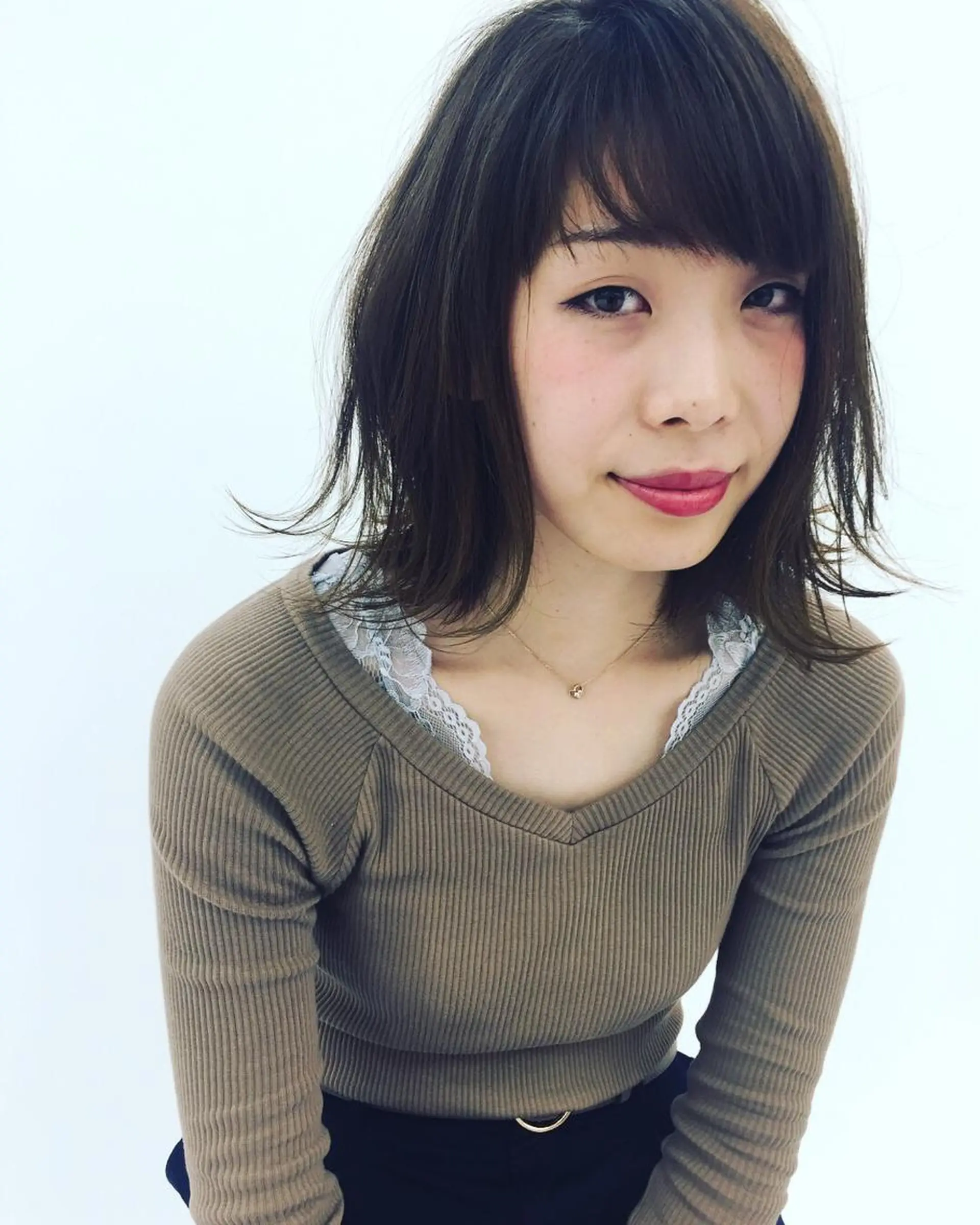 ミディアム レイヤーカット 外ハネヘア 相原 美咲のヘアスタイル
