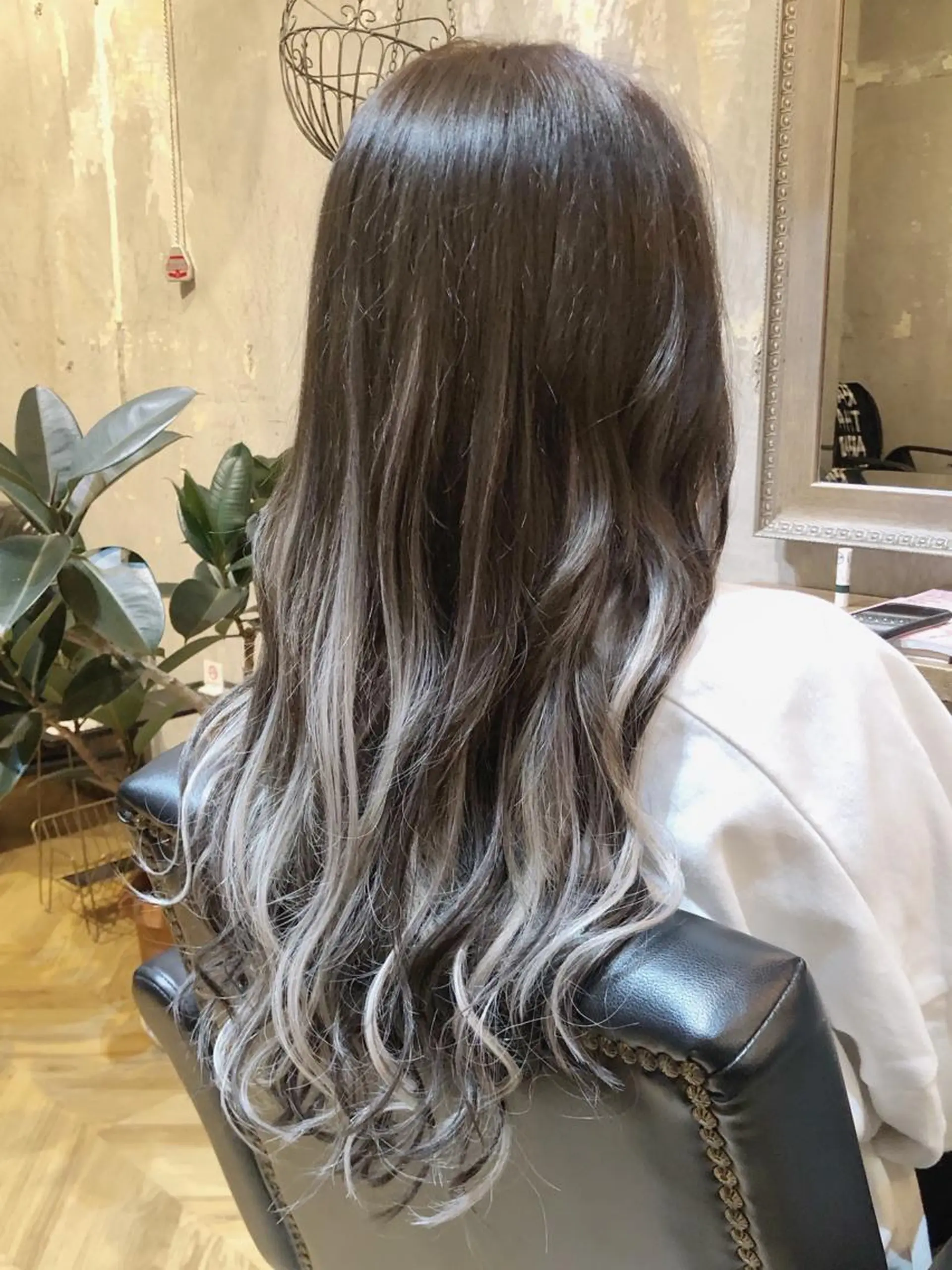 ロング カラー シールエクステ ミストバング ブリーチ ダブルカラー イヤリングカラー カット ヘアカラー エクステ エクステ指名No.1 【店長】橘田のヘアスタイル