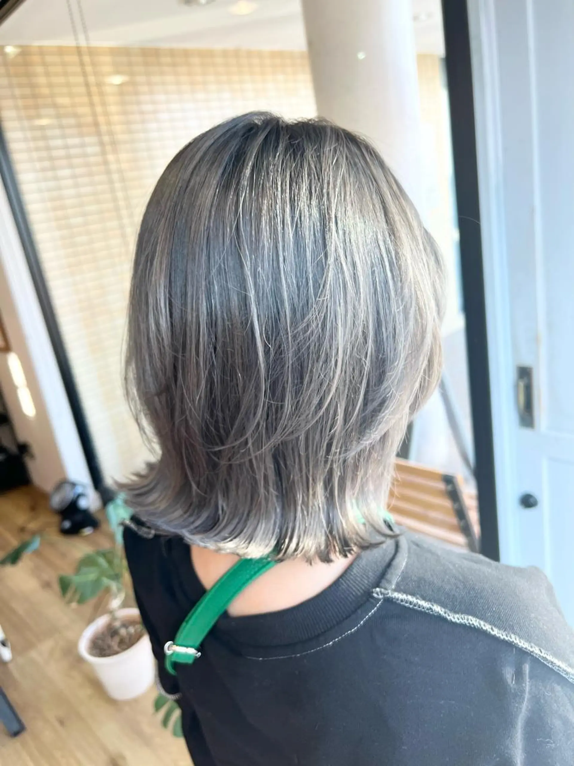 ショート カラー アッシュ アッシュグレー 堀 望美のヘアスタイル