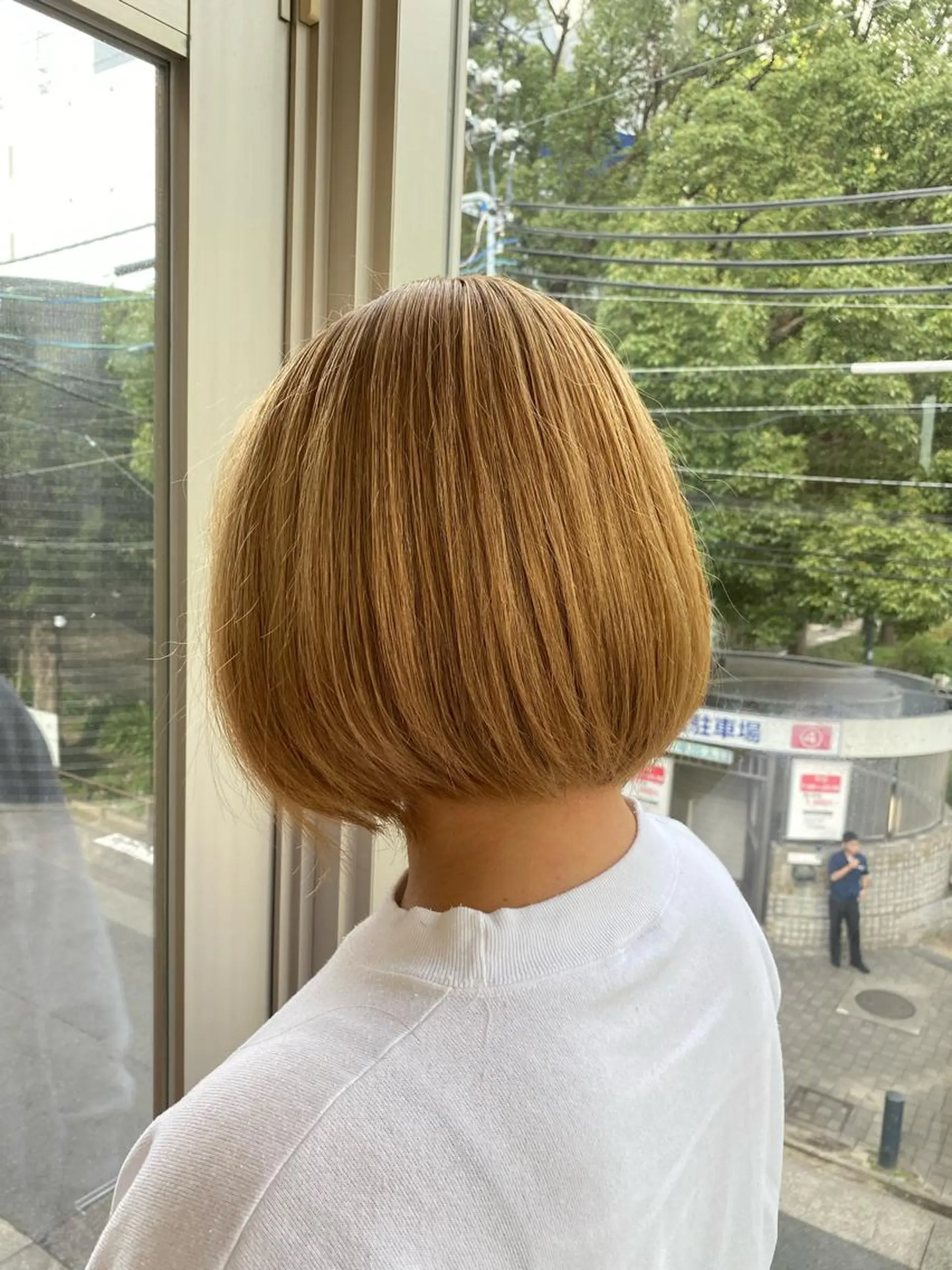 ショート カラー ベージュカラー ブリーチ ミルクティーベージュ ヘアカラー トリートメント 鈴木/ミルクティー/ ブリーチ/ボブ/のヘアスタイル
