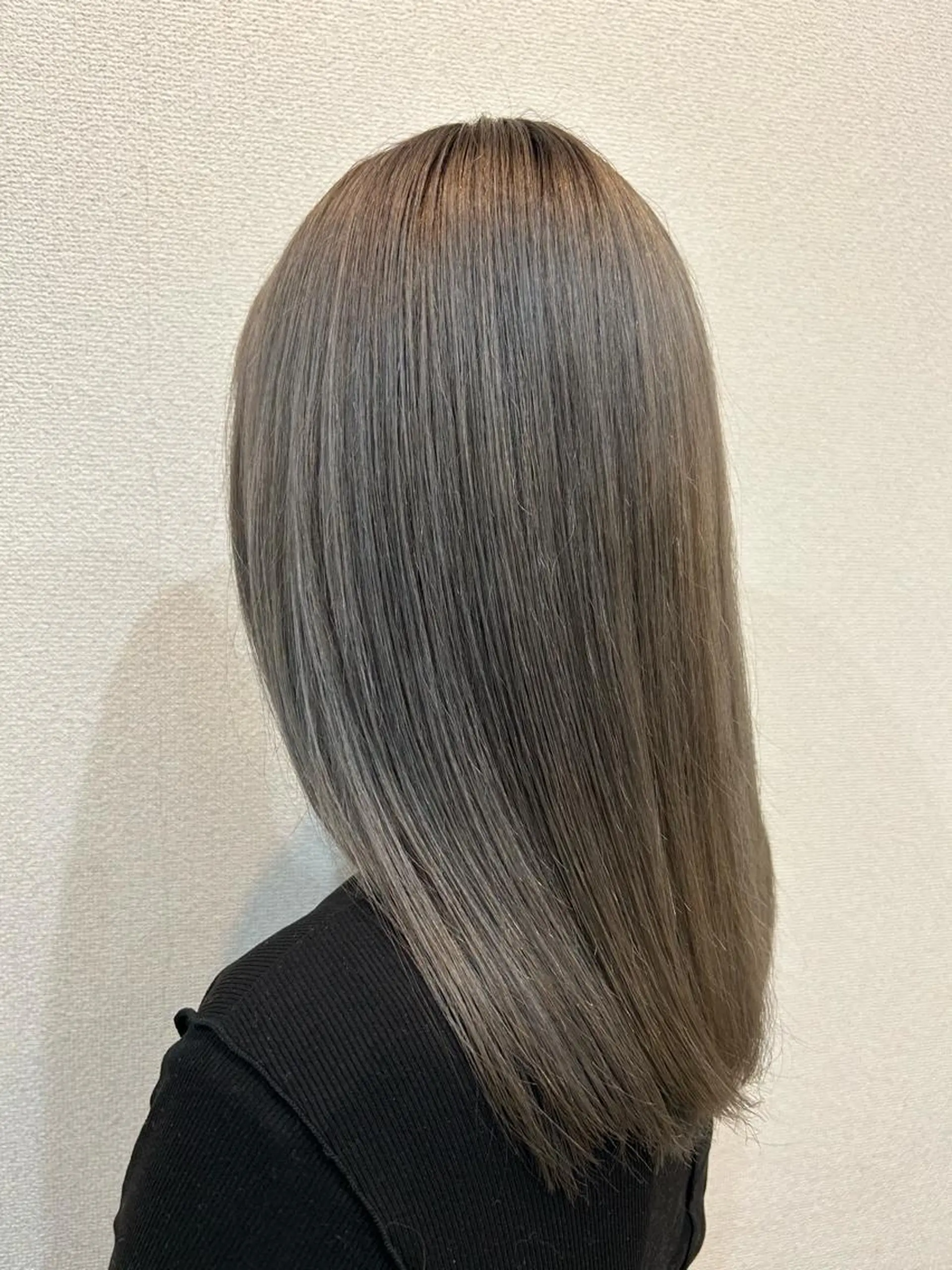 セミロング カラー ブリーチ ケアブリーチ ハイトーンカラー シルバー 外国人風カラー ヘアカラー uLu【ウル】所属・🦖manami 🦖のヘアスタイル