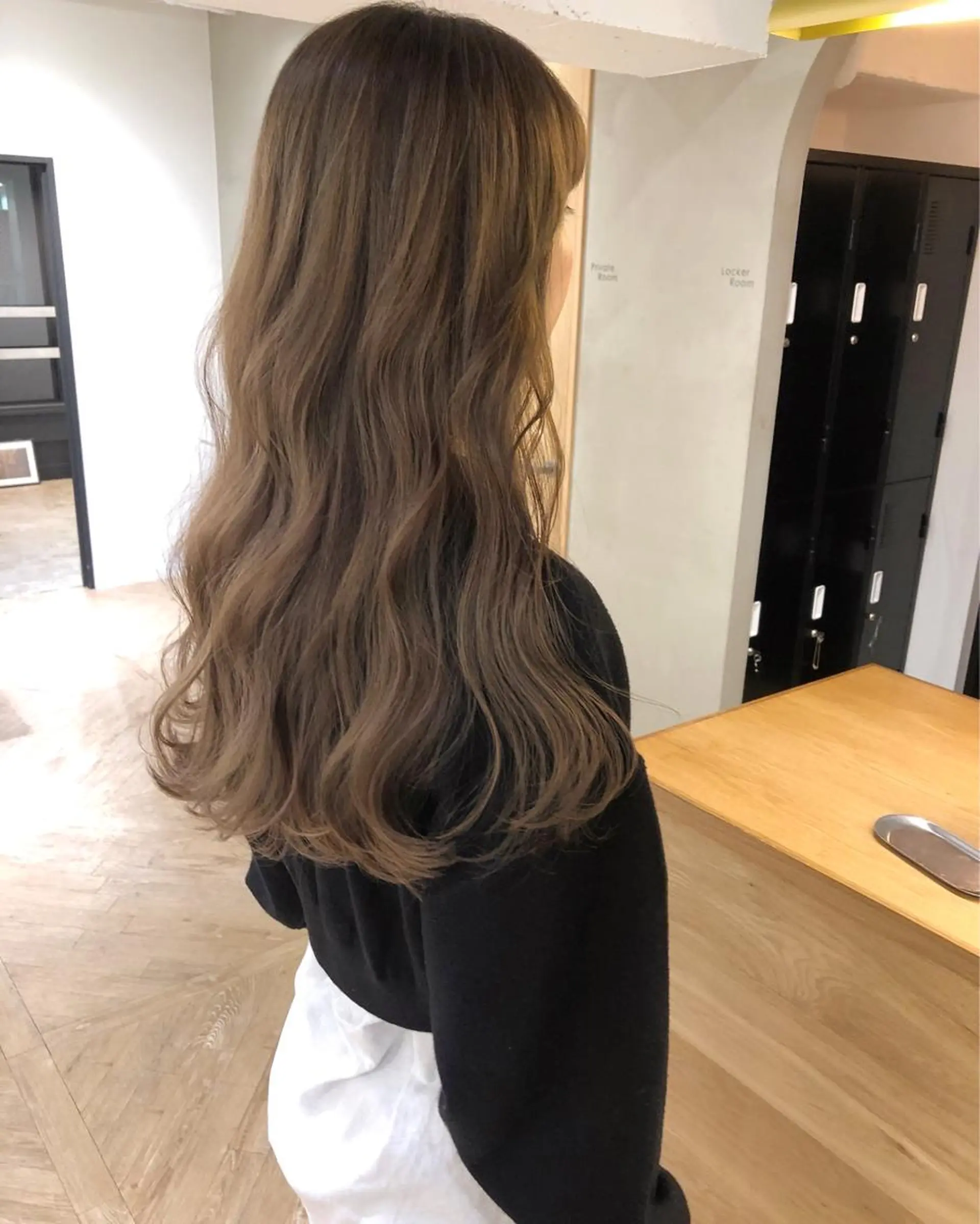 ロング アッシュ 外国人風カラー LOREN  AO所属・梅田 千亜希のヘアスタイル