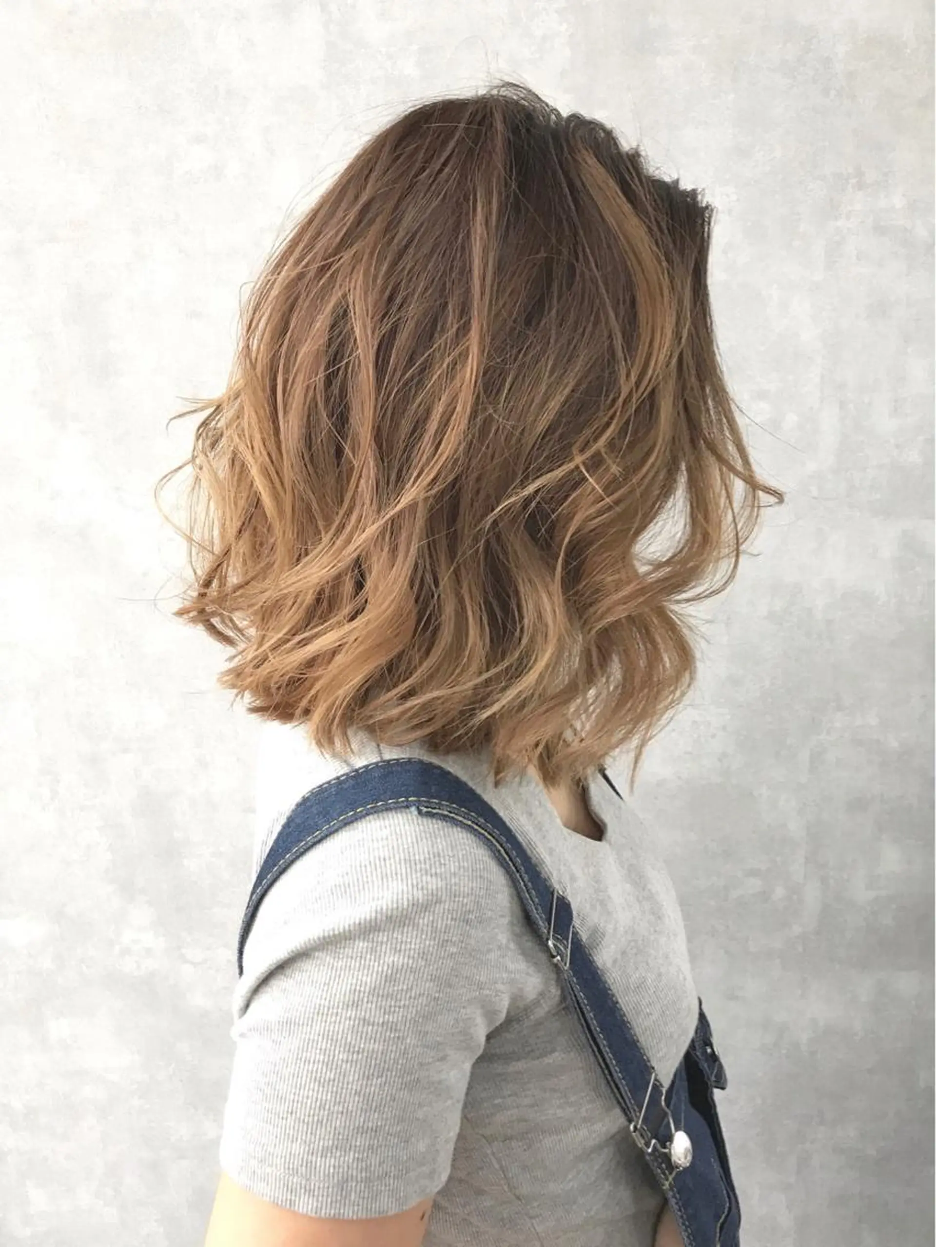 ミディアム カラー ベージュカラー グラデーションカラー ハイライトカラー ハイライト TOMOYAレイヤー ブリーチ縮毛矯正のヘアスタイル