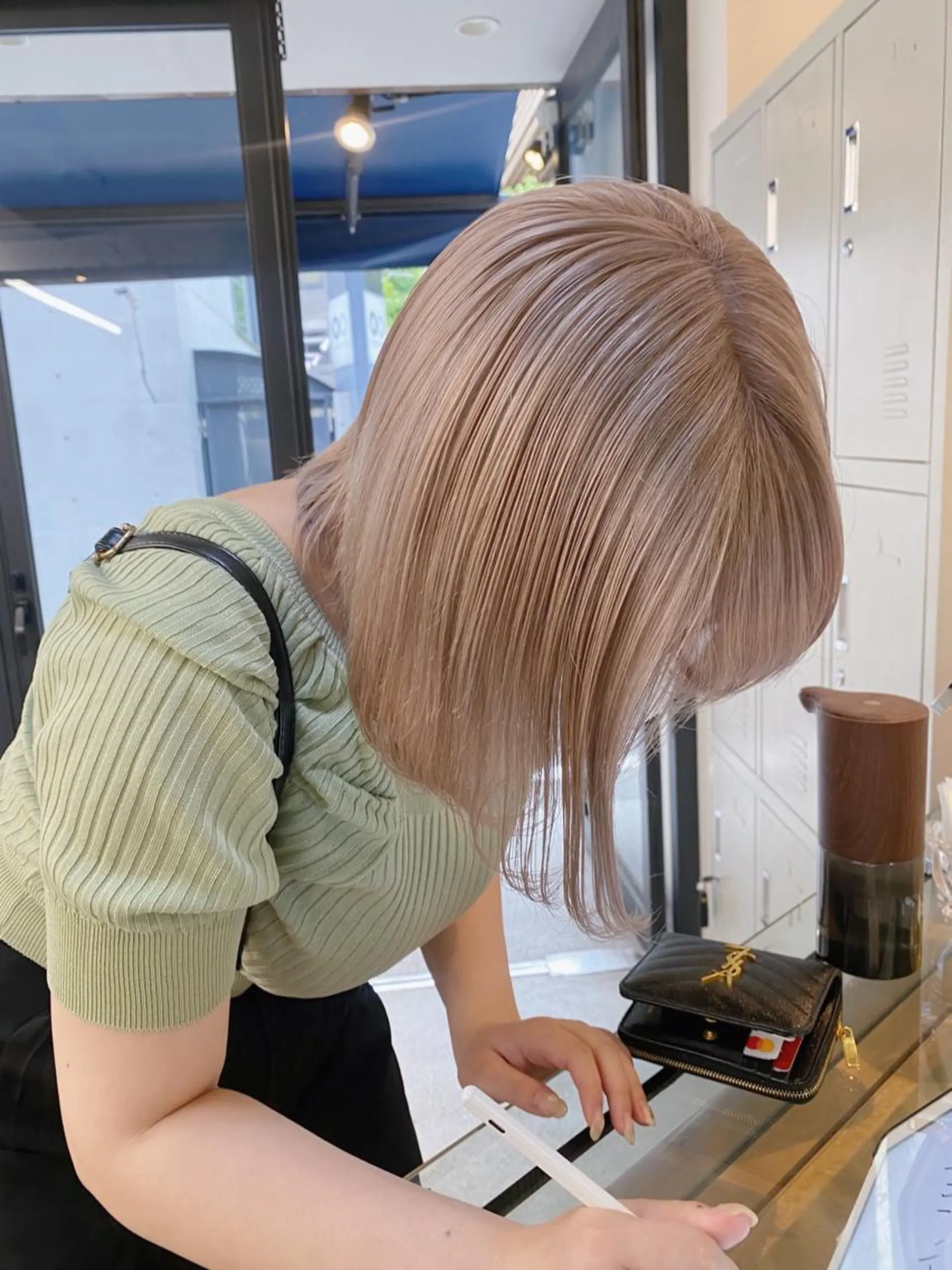 ミディアム カラー ヘアアレンジ ベージュカラー ミルクティーベージュ ホワイトベージュ ヘアカラー トリートメント flamme Annaのヘアスタイル