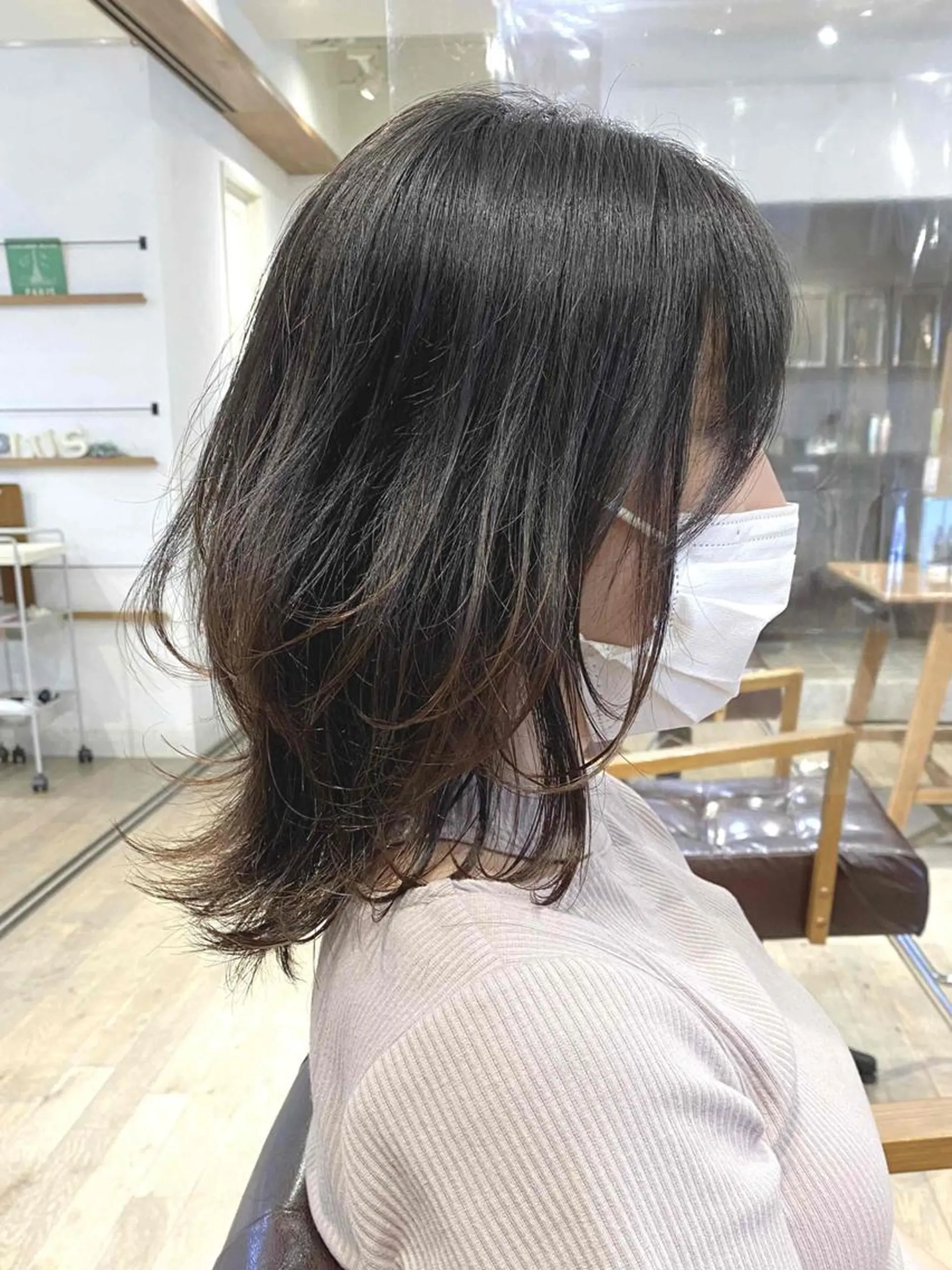 ミディアム カラー ミストバング イヤリングカラー  フェイスフレーミング インナーカラー くびれヘア Neolive plus所属・前田 裕介のヘアスタイル