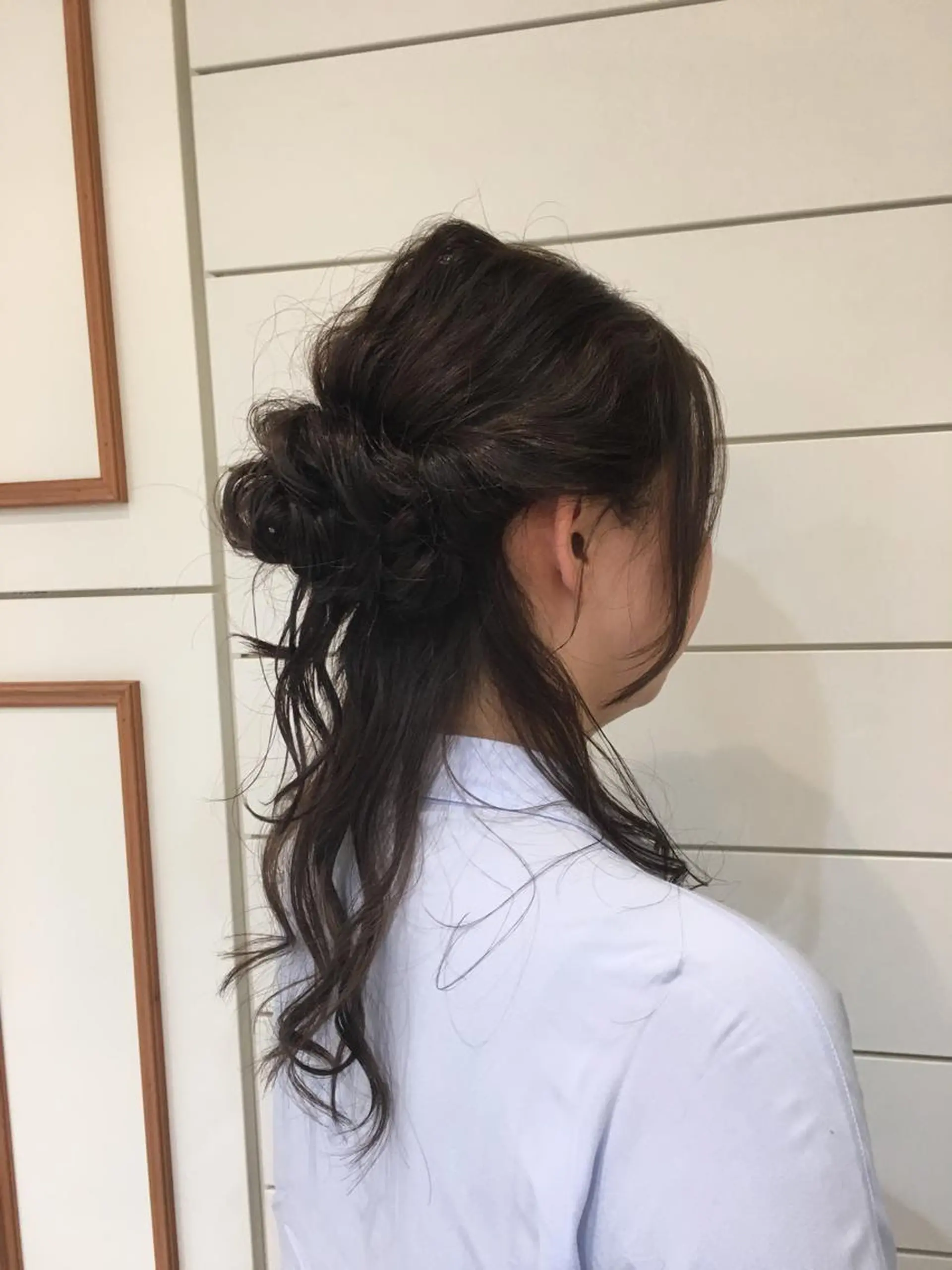 セミロング ロング カラー ヘアアレンジ アッシュ ダークアッシュ 鍵山 千秋のヘアスタイル