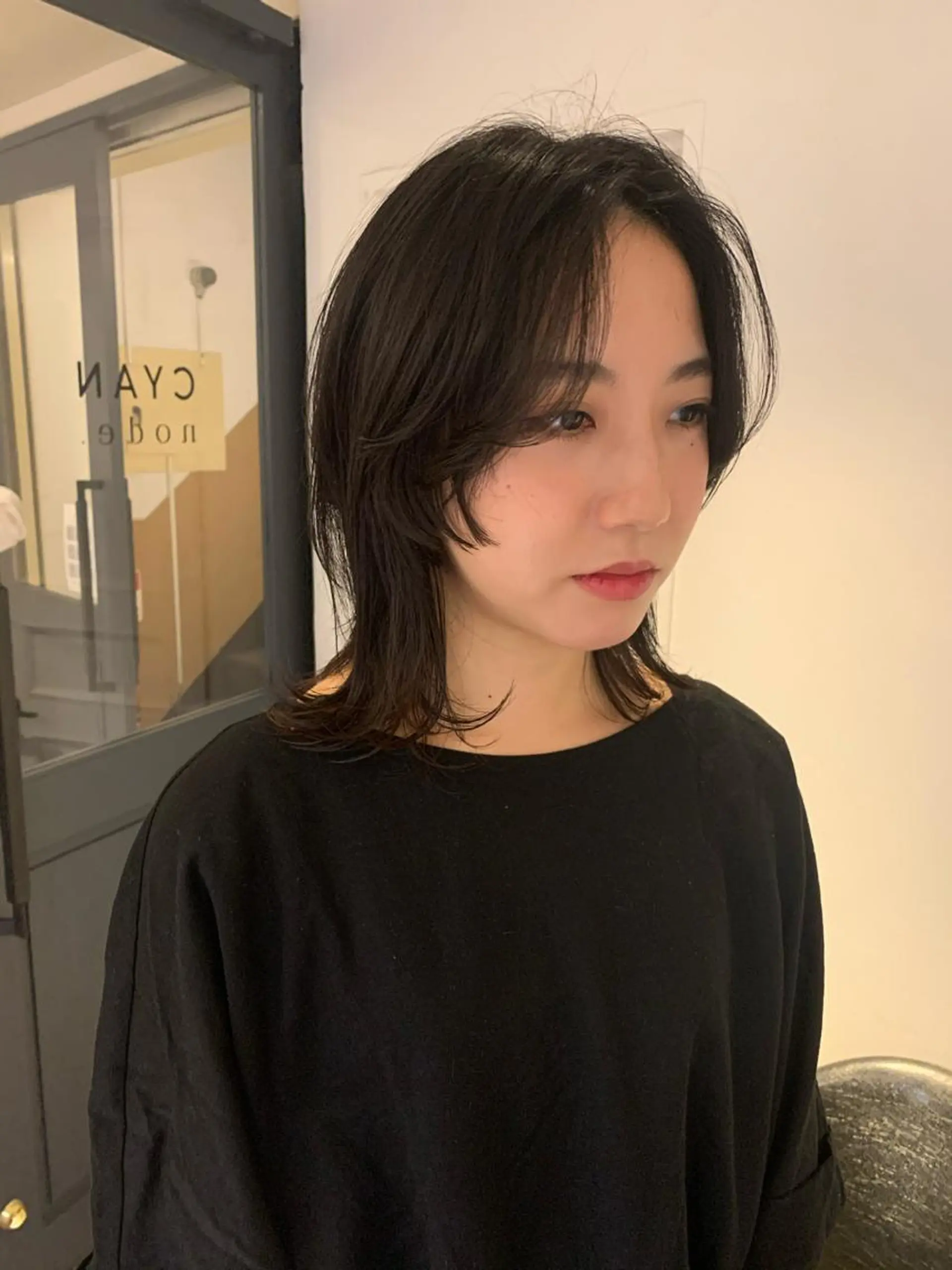 ミディアム カラー パーマ ヘアアレンジ メンズ キッズ ネイル マツエク・マツパ センターパート ハイレイヤー レイヤーカット SALOWIN梅田茶屋町店所属・ウルフレイヤーカット /チヒロのヘアスタイル