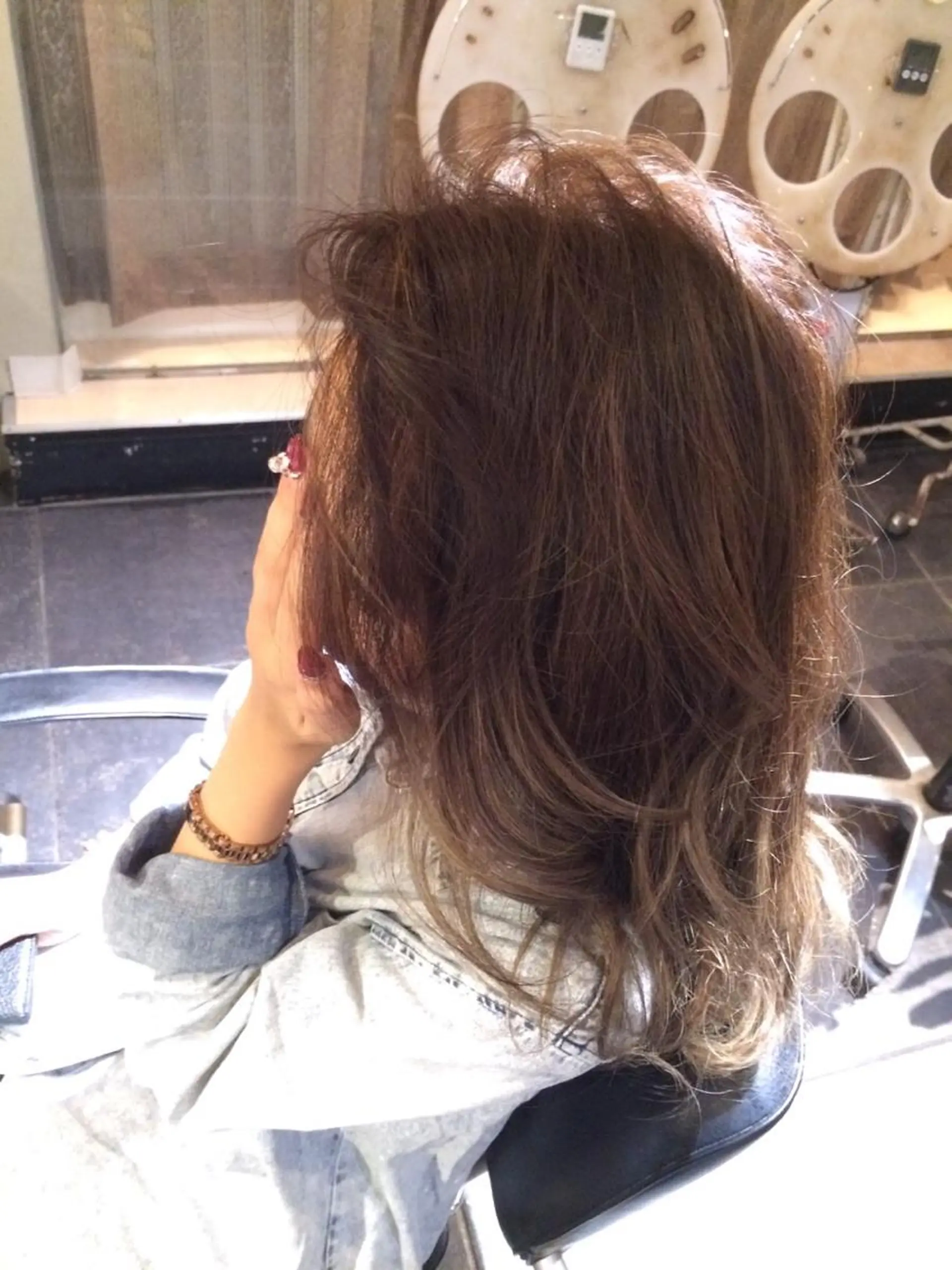 セミロング アッシュ Eliss 堀江のヘアスタイル