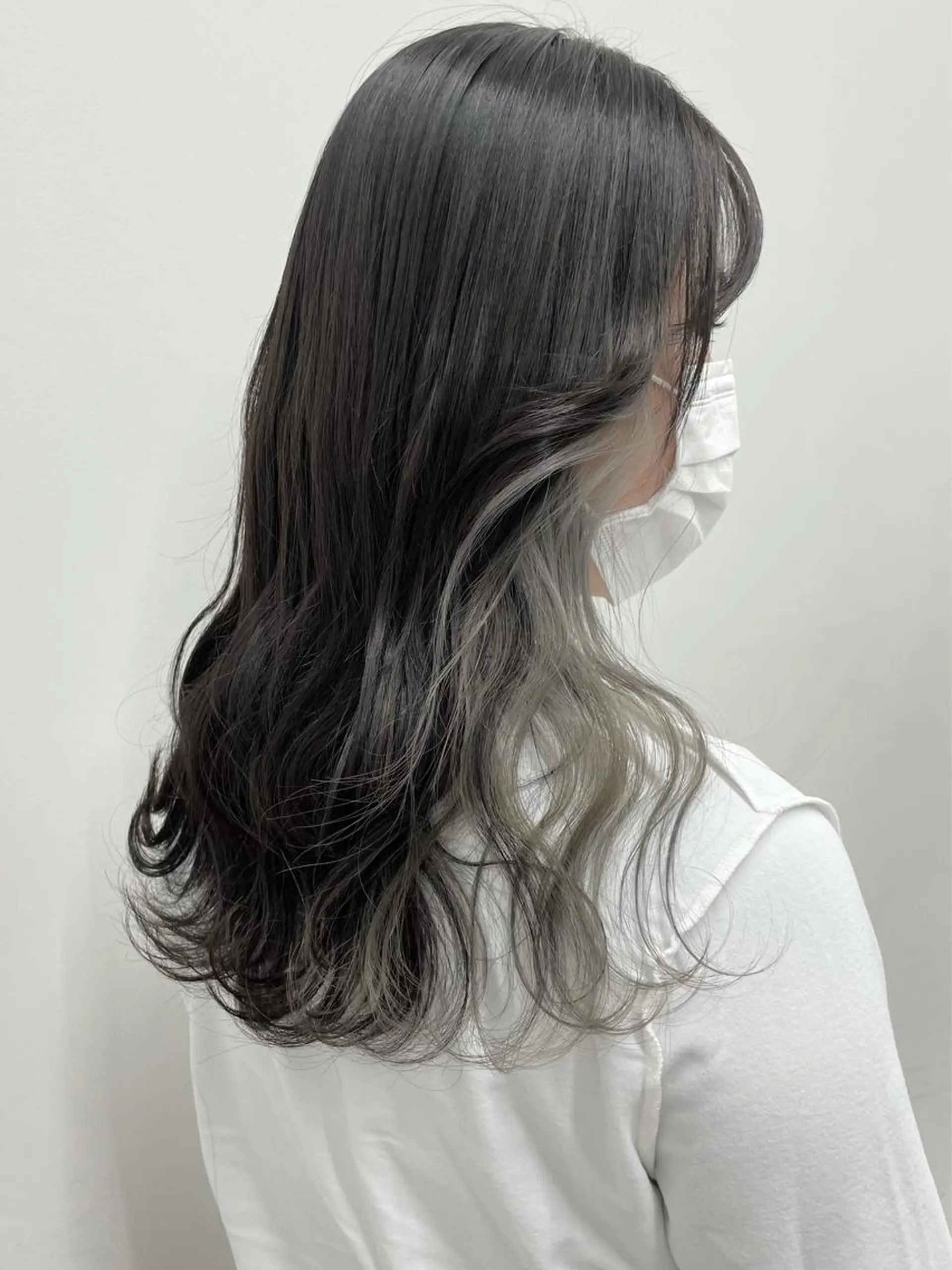 ミディアム カラー ヘアアレンジ ブリーチ イヤリングカラー シルバー ヘアカラー トリートメント 🦄インナーカラー 🦄貫井彩花のヘアスタイル