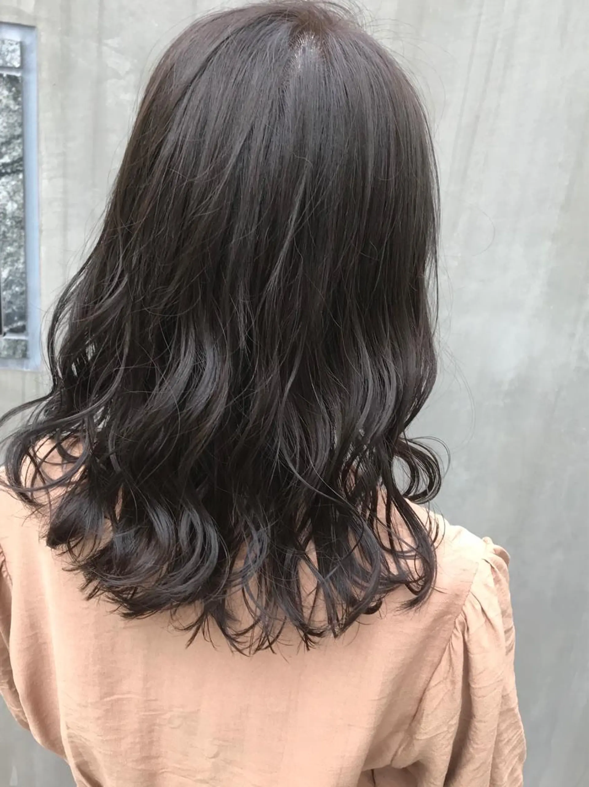 セミロング カラー グレージュ 赤み消し韓国ヘア レイヤー縮毛🤍渡邉のヘアスタイル