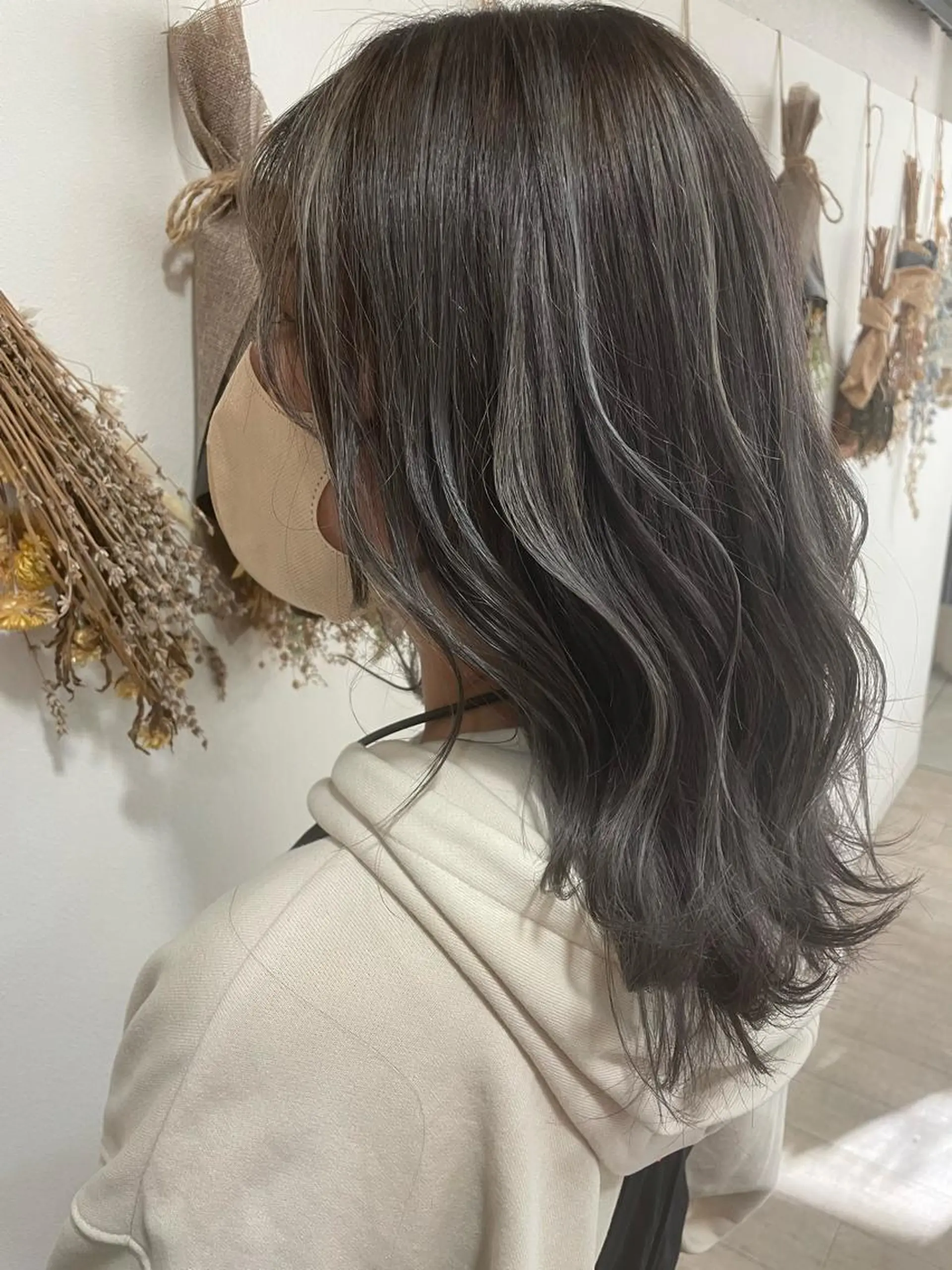 セミロング カラー ハイライトカラー ハイライト ヘアカラー トリートメント 松佐 ゆかりのヘアスタイル