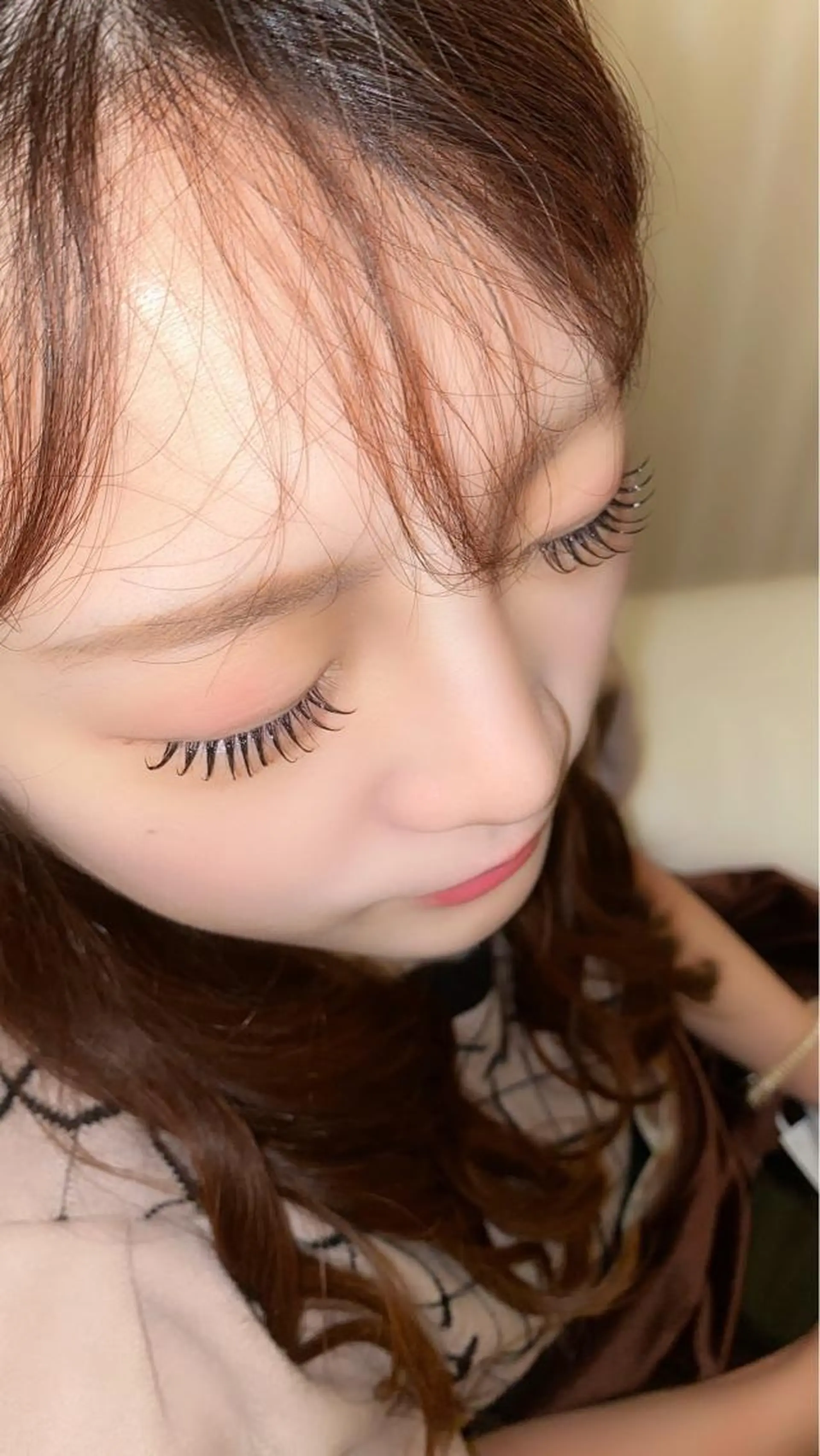 マツエク・マツパ 束感まつ毛 フラットラッシュ 韓国風マツエク パリジェンヌラッシュリフト ボリュームラッシュ 肌に馴染むハイトーン /ミルクティーカラーのヘアスタイル