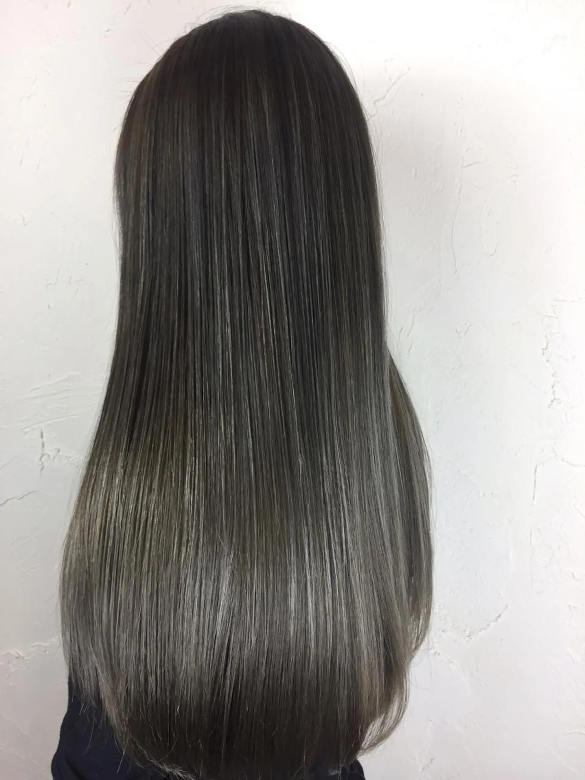 ロング 韓国レイヤー外国人風 透明感カラー髪質改善のヘアスタイル