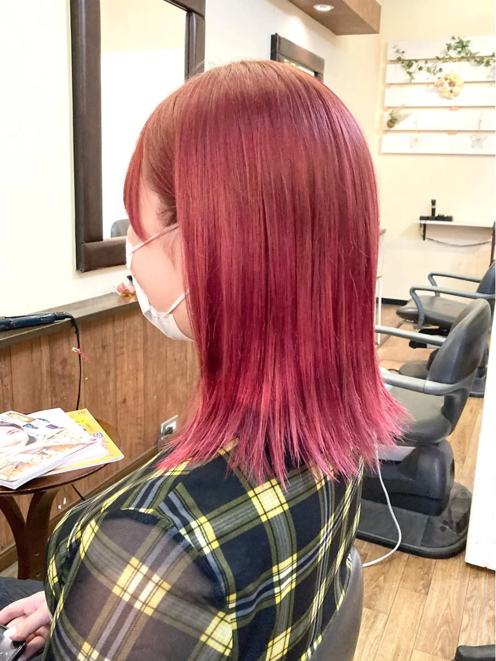 ミディアム カラー レッドカラー カット ヘアークルーズ ピースのヘアスタイル