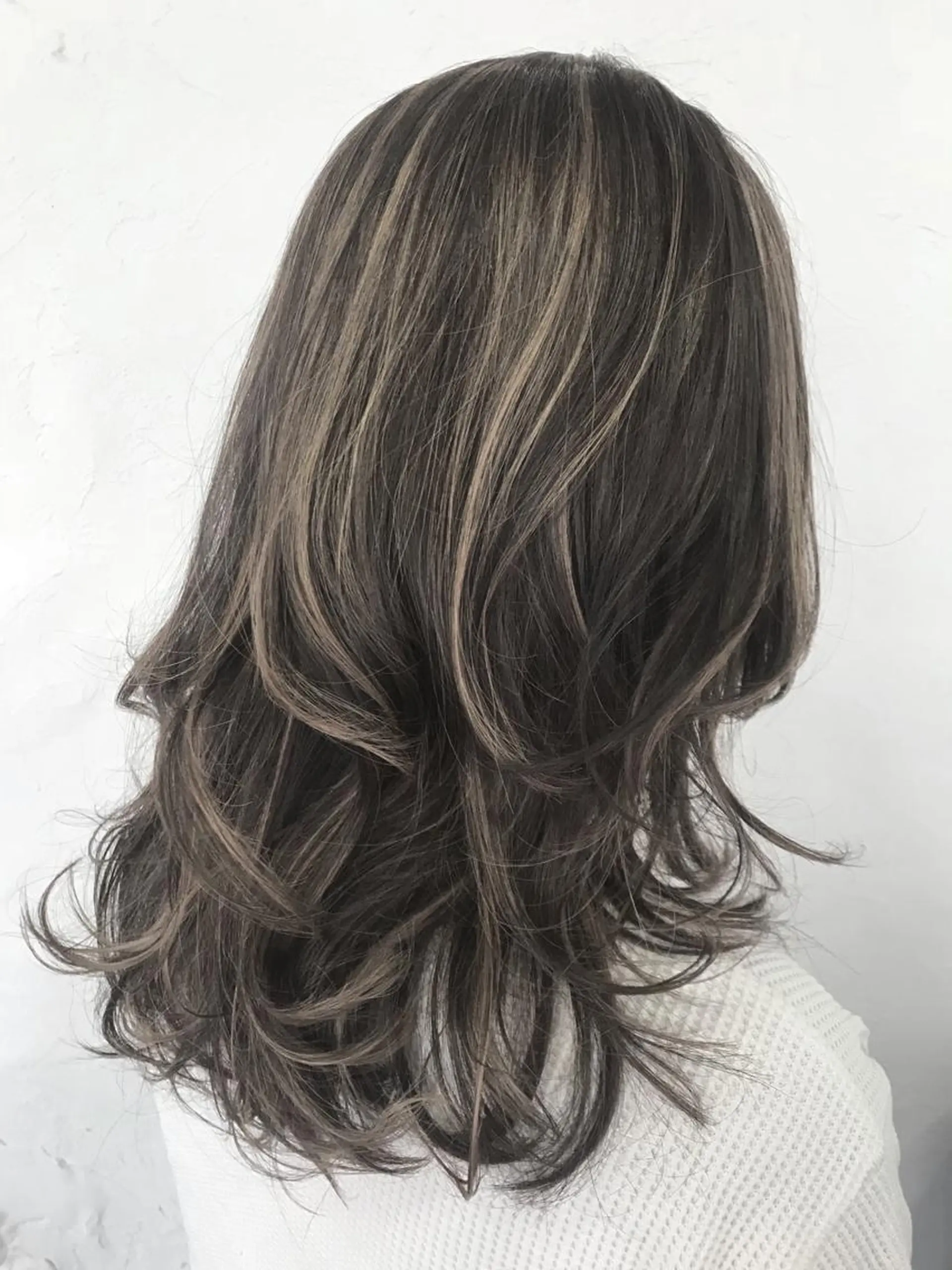 ミディアム カラー アッシュ バレイヤージュ 抜きっぱなしブロンド グレージュ ハイライトカラー 伊藤 優希のヘアスタイル