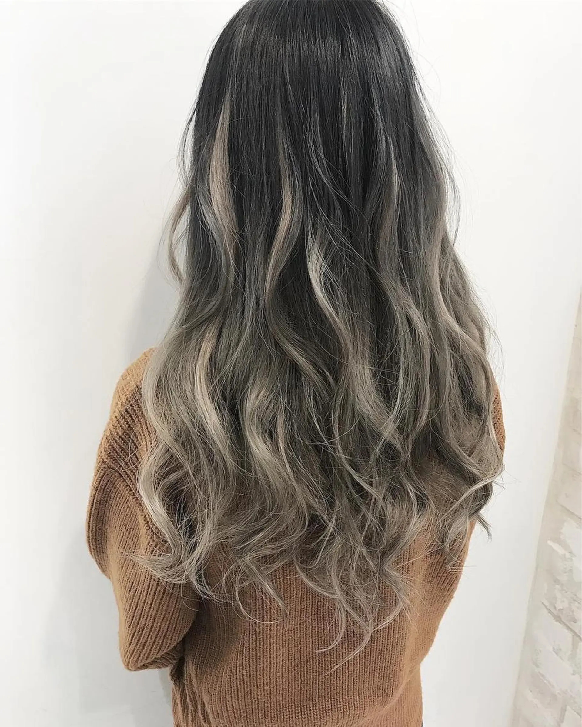 ロング カラー プルエクステ グラデーションカラー ハイライトカラー エクステ ハイライト grow恵比寿【グロウ】髪質改善/ハイライト/ブリーチ/レイヤーカット所属・奥野 貴史　代表　レイヤーのヘアスタイル