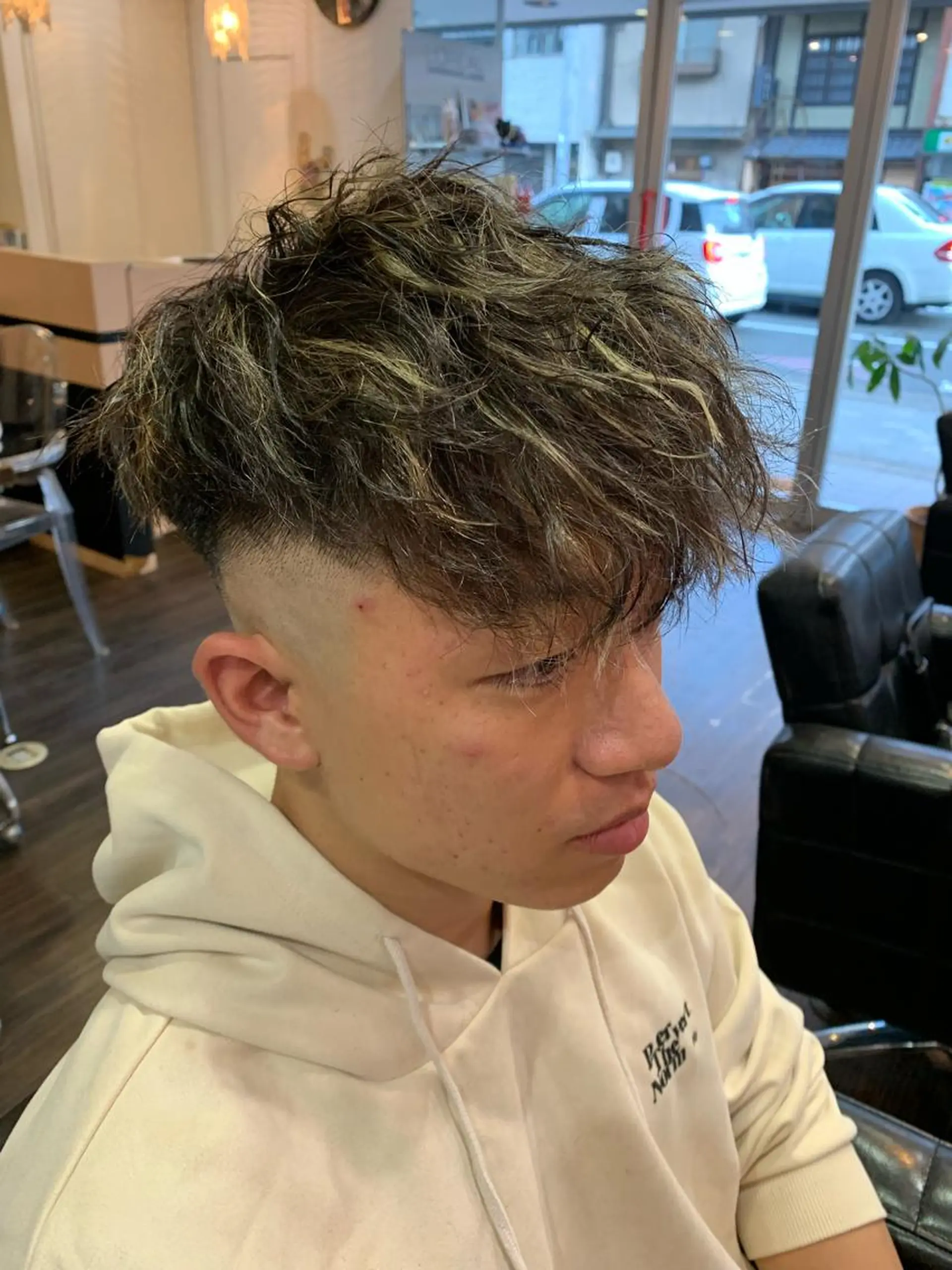 ショート カラー パーマ メンズ メンズハイライト メンズメッシュ ベージュカラー ハイライトカラー メッシュ カット ヘアカラー 西尾 太郎のヘアスタイル