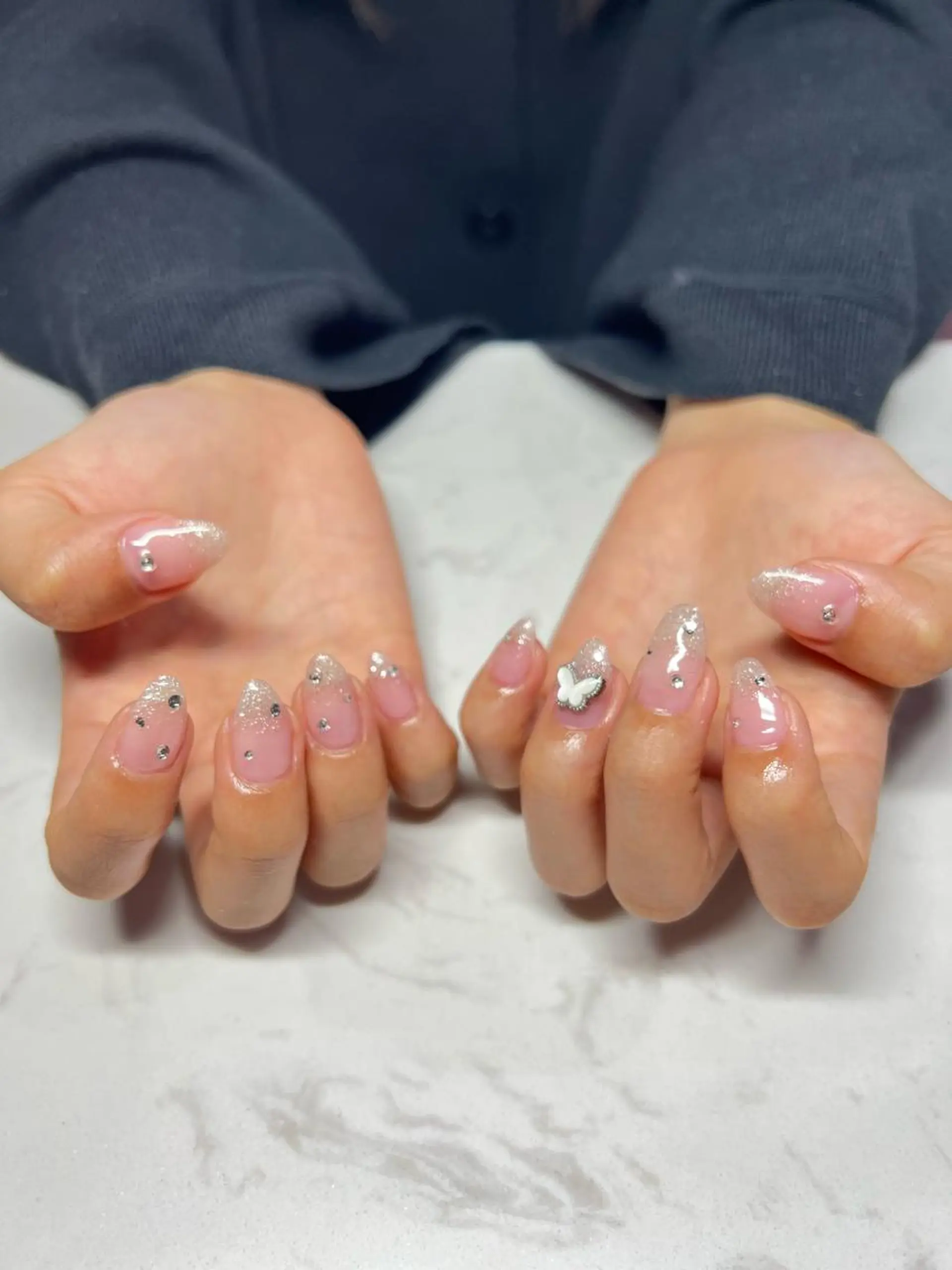 ネイル フレンチネイル ジェルネイル 韓国ネイル 持ち込み パラジェル ちゅるんネイル🪄 耳ツボジュエリー🔗のネイルデザイン