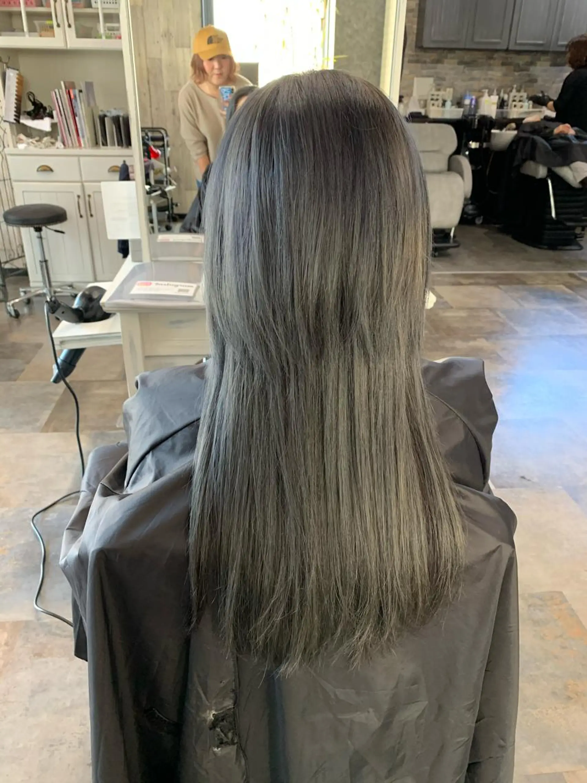 セミロング カラー ブリーチ ダークグレー T he apartment of  solon船橋2nd所属・solon船橋2nd Amiのヘアスタイル