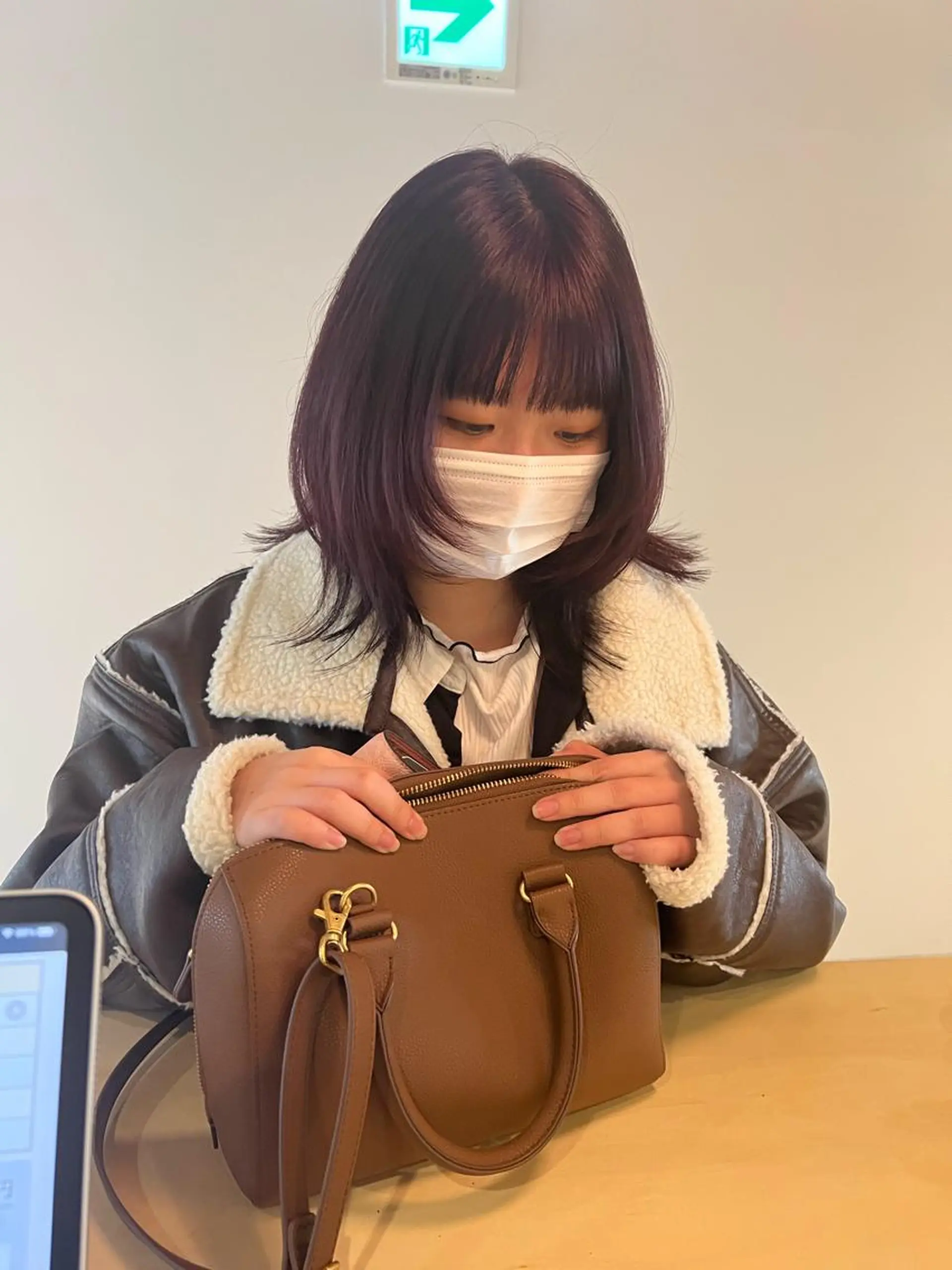 ミディアム カラー ミディアムレイヤー ブリーチ カシス ピンクカラー レイヤーカット カット ヘアカラー io濱川 遥のヘアスタイル