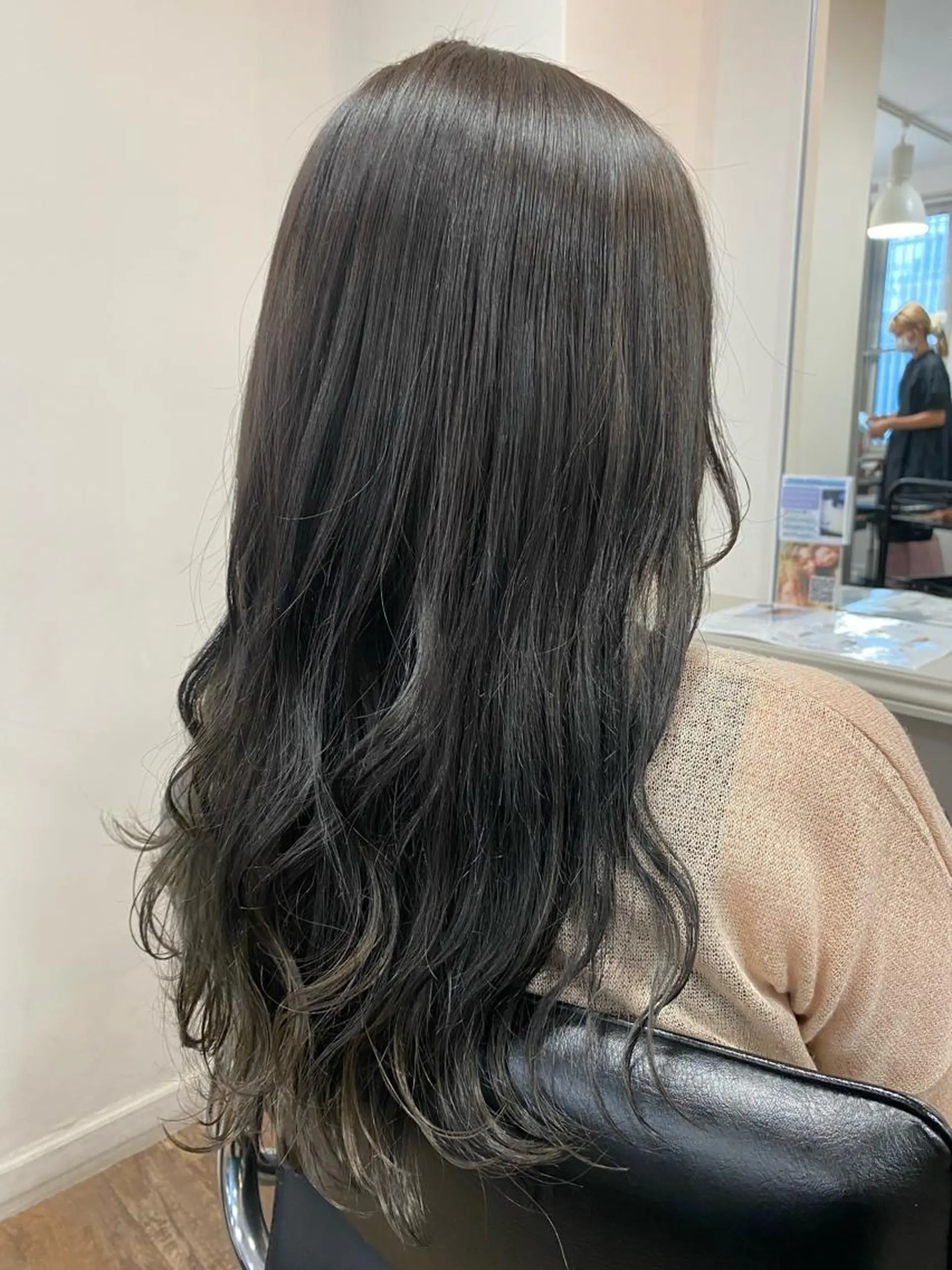 ロング 梅田ハイトーン チダ ヒナノのヘアスタイル