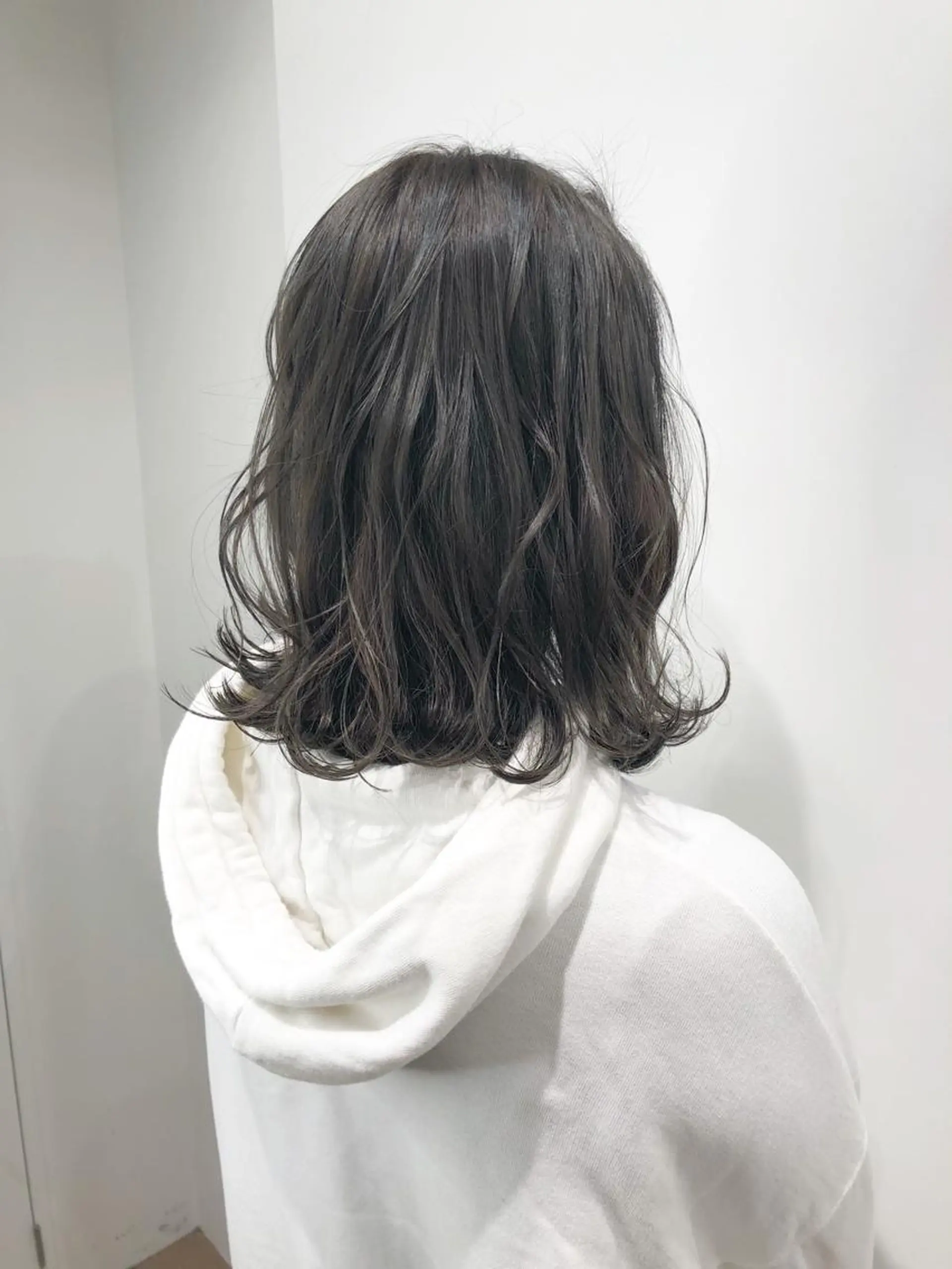 ミディアム カラー グレージュ ボブ 外ハネヘア  渡部 妃月のヘアスタイル