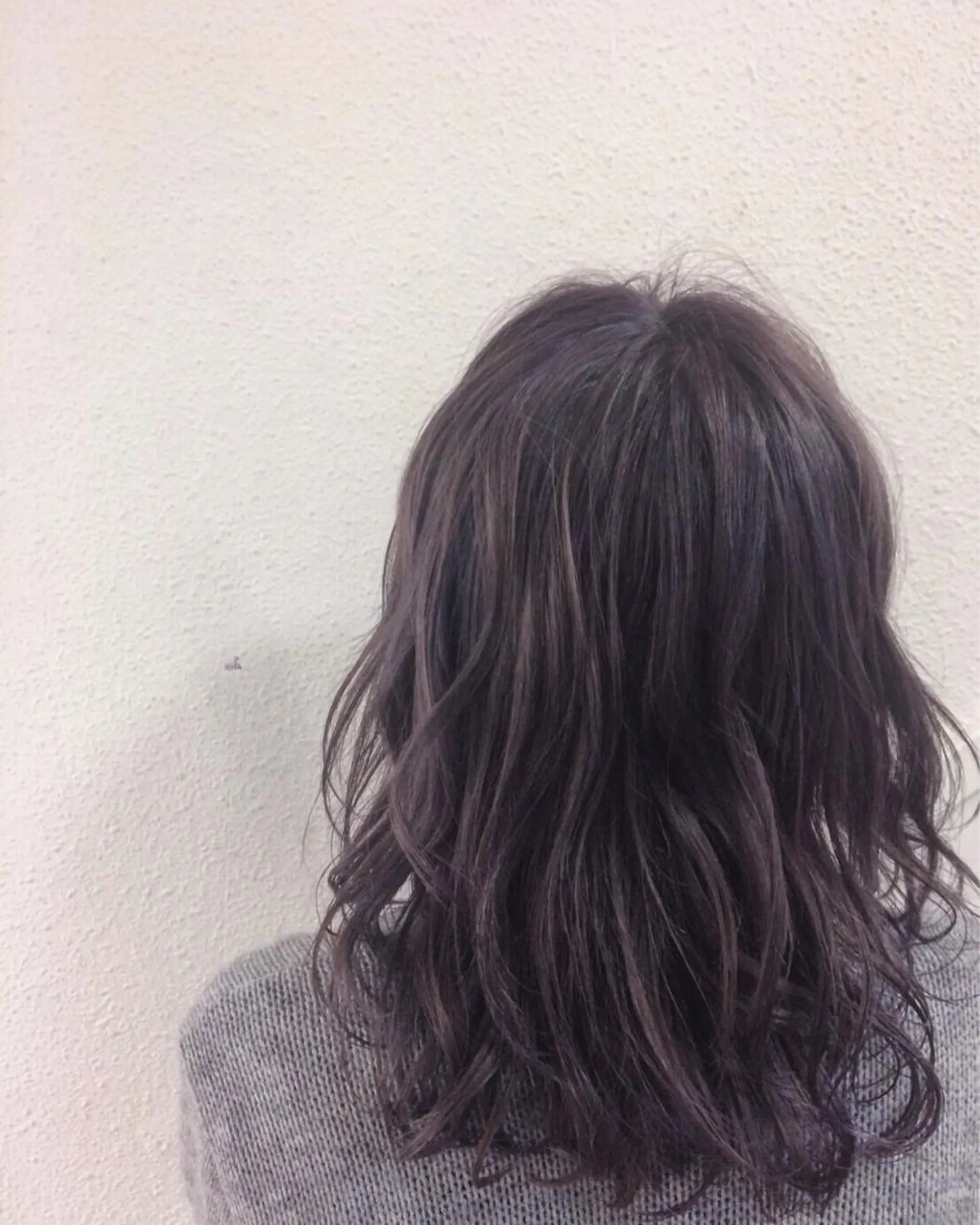 ミディアム セミロング カラー グレージュ バイオレットカラー バイオレットグレージュ にった みずきのヘアスタイル