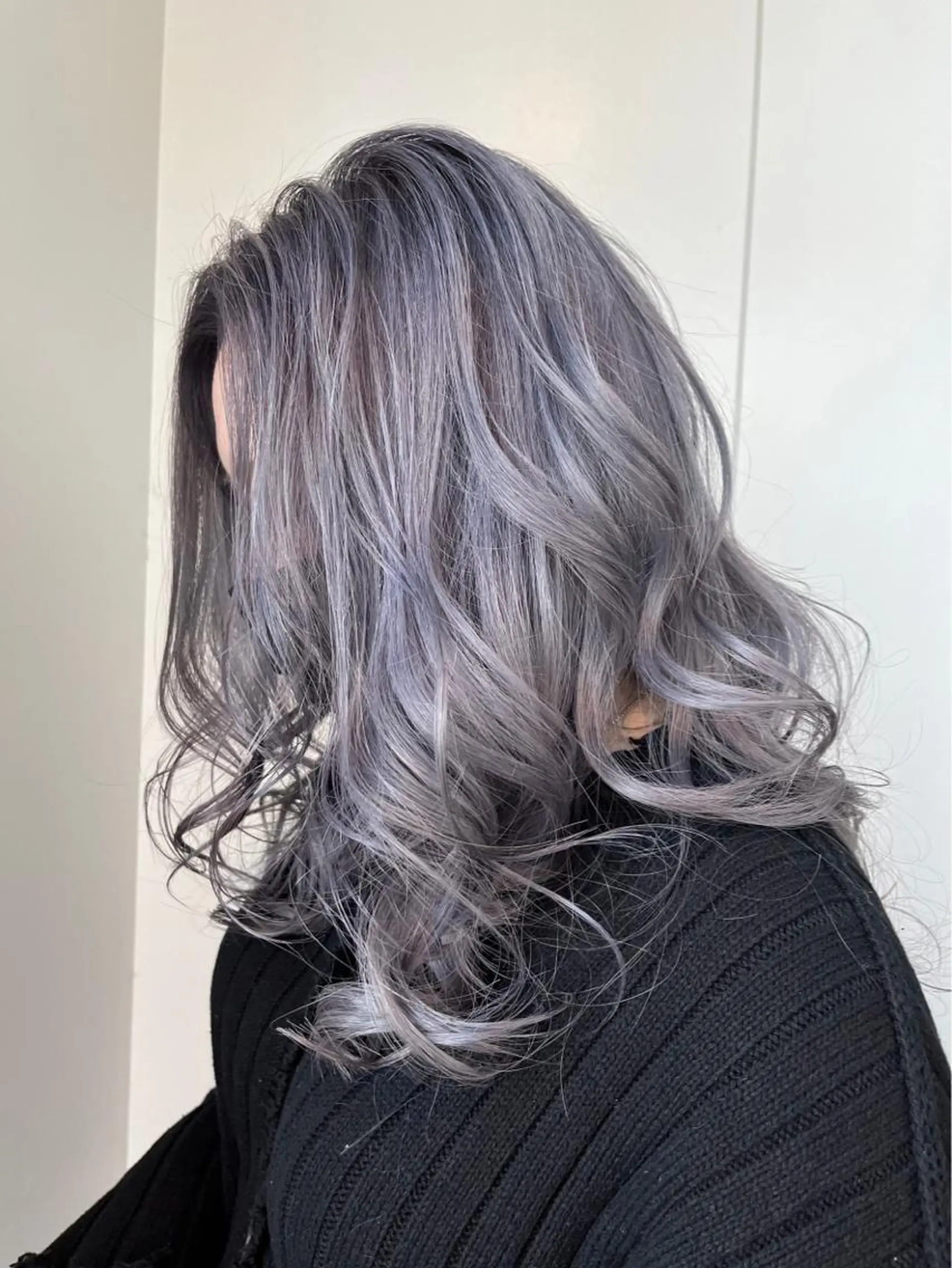 ロング カラー シルバー 松本 唯のヘアスタイル