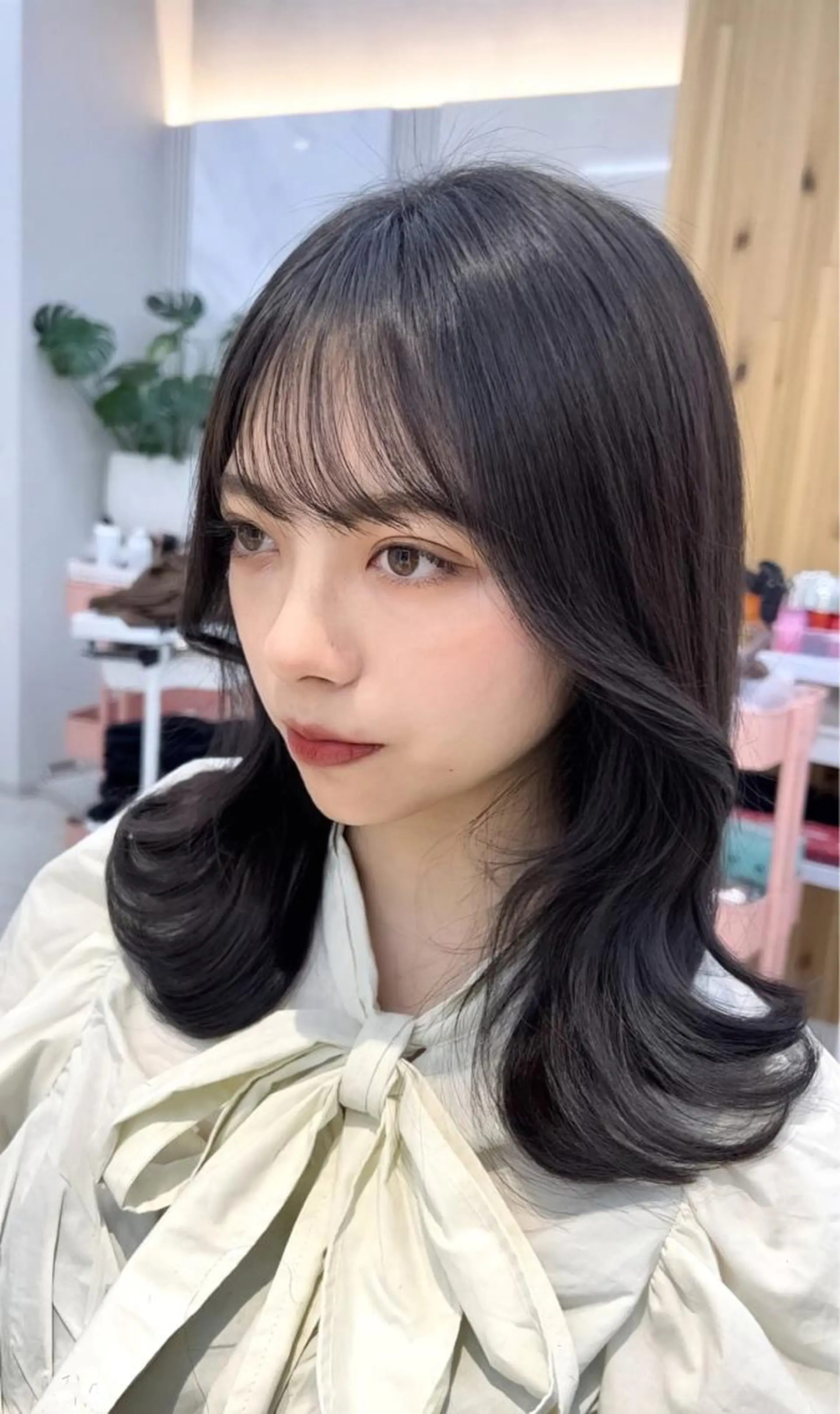 ミディアム カット ヘアカラー トリートメント レイヤーカット/ 顔まわり/アオイのヘアスタイル