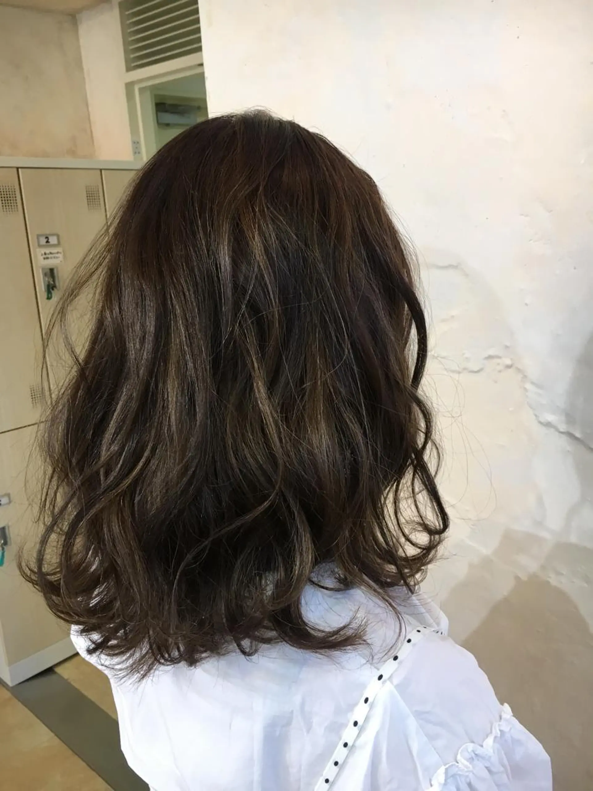 セミロング 角床直哉 カラーカットNO 1のヘアスタイル