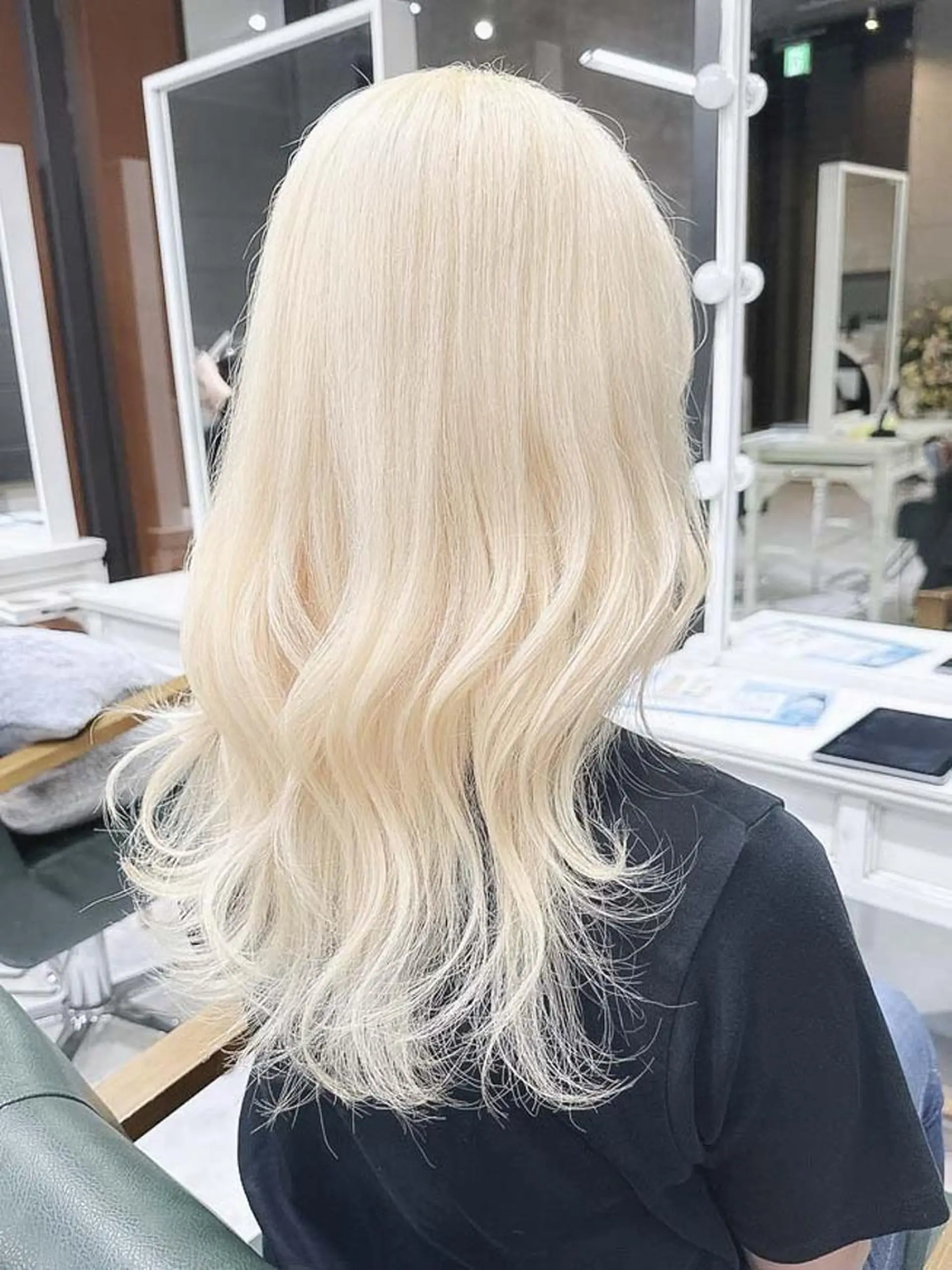 セミロング カラー ヘアアレンジ ブリーチ ケアブリーチ 透明感カラー デザインカラー ハイトーンカラー 𝐑𝐈𝐍𝐊𝐀 🐣🩷のヘアスタイル