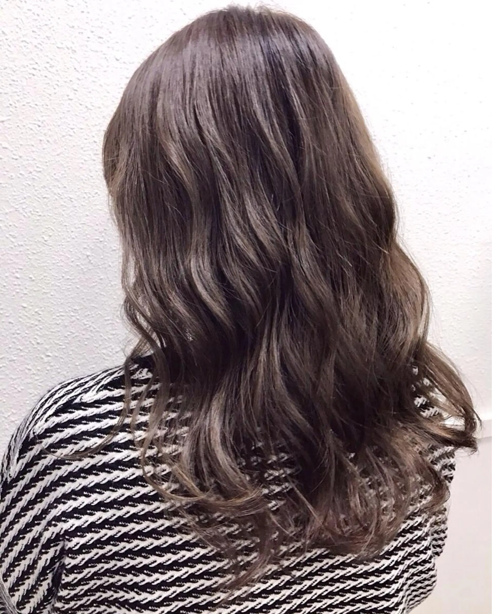 セミロング ロング カラー グレージュ ハイライトカラー ハイライト にった みずきのヘアスタイル