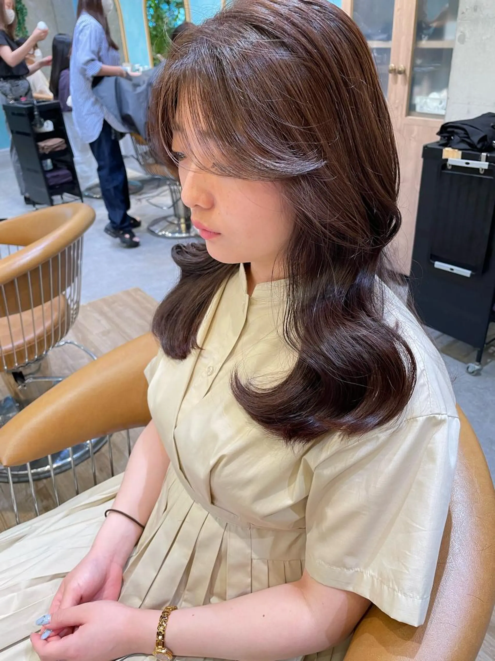 ミディアム カット ヘアカラー トリートメント 山本翔一郎 韓国顔周りレイヤーのヘアスタイル