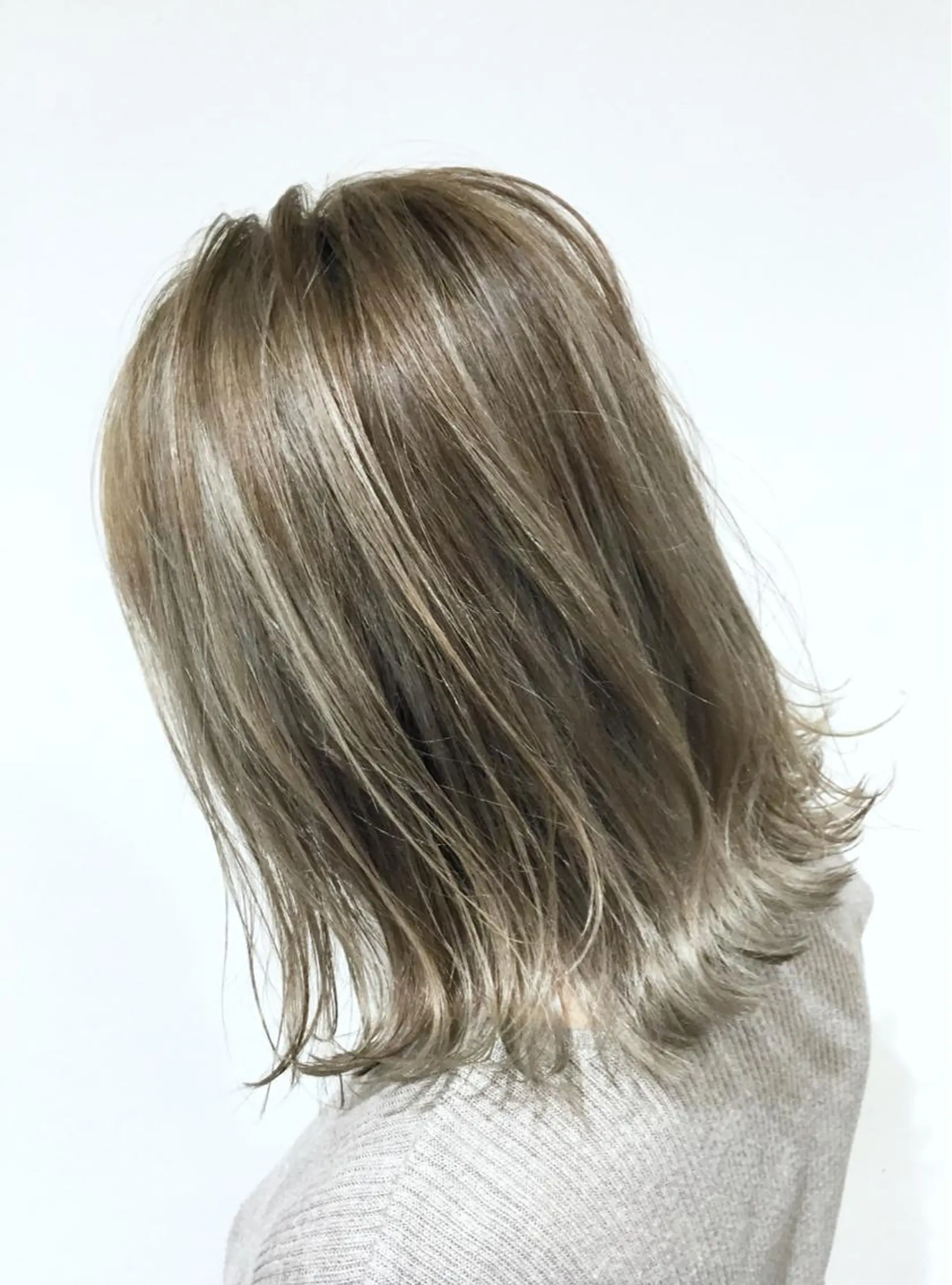 ショート カラー アッシュ アッシュグレー アッシュグレージュ バレイヤージュ ミストバング AMI Hair  supply所属・髪質改善カラー 韓国風レイヤーのヘアスタイル